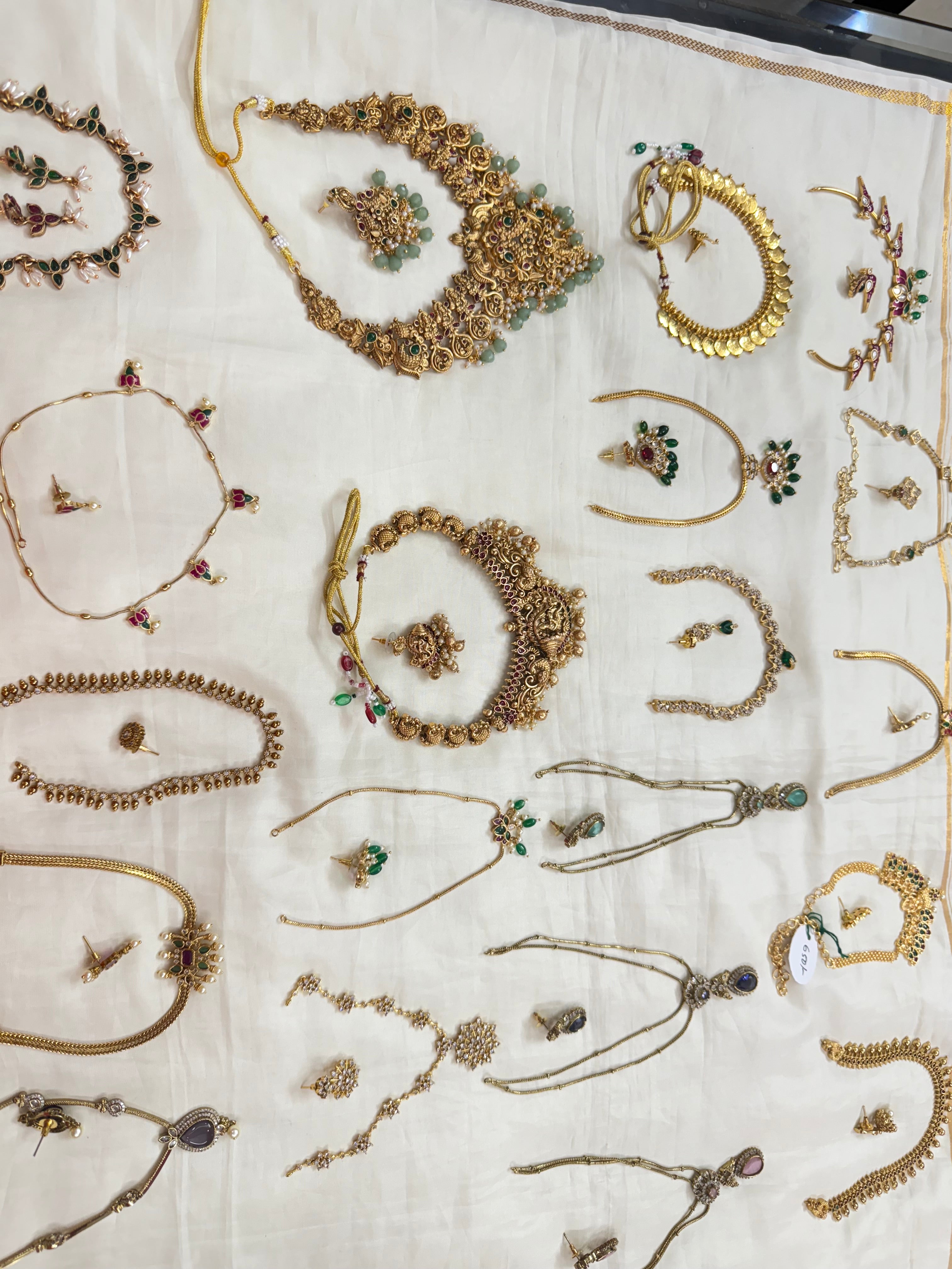 999/- or below Necksets