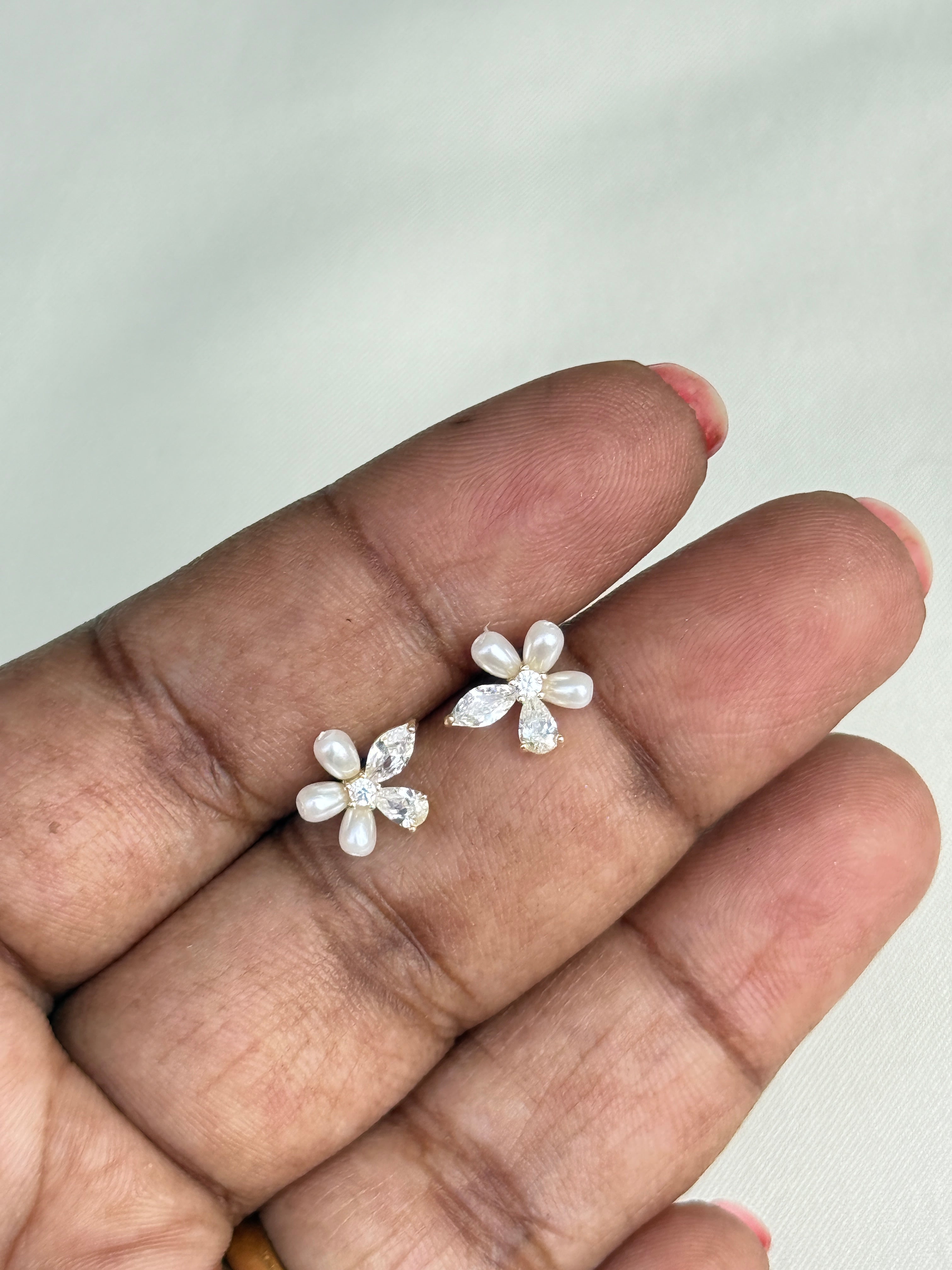 Se004 92.5 silver hallmark pearl flower studs