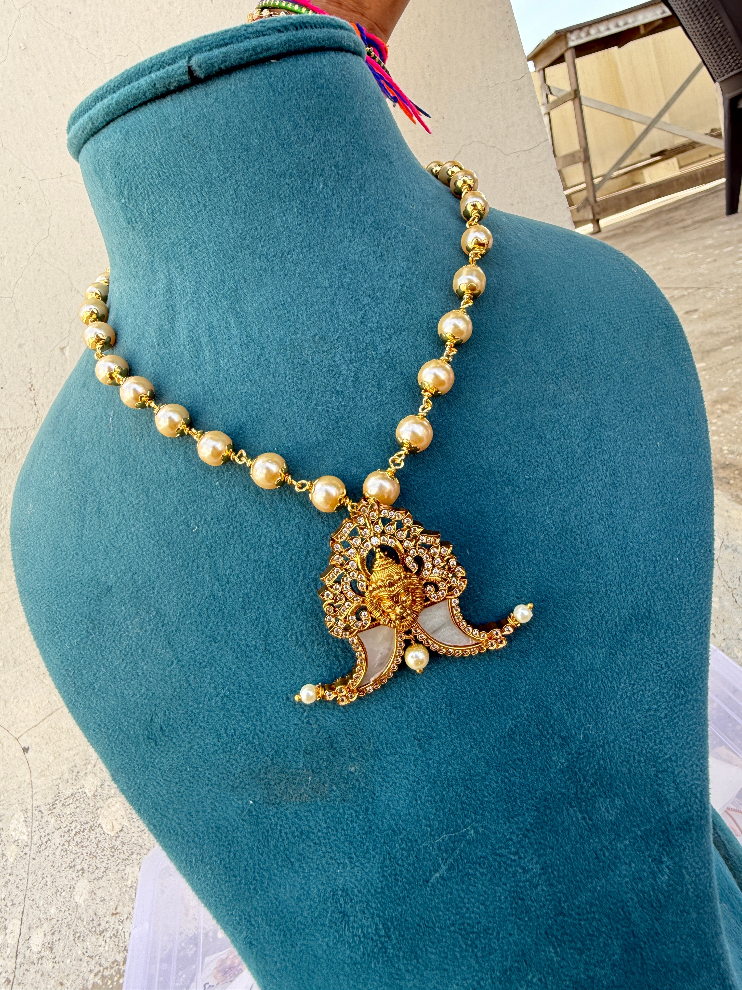Bb047 pearl chain with puligoru pendant