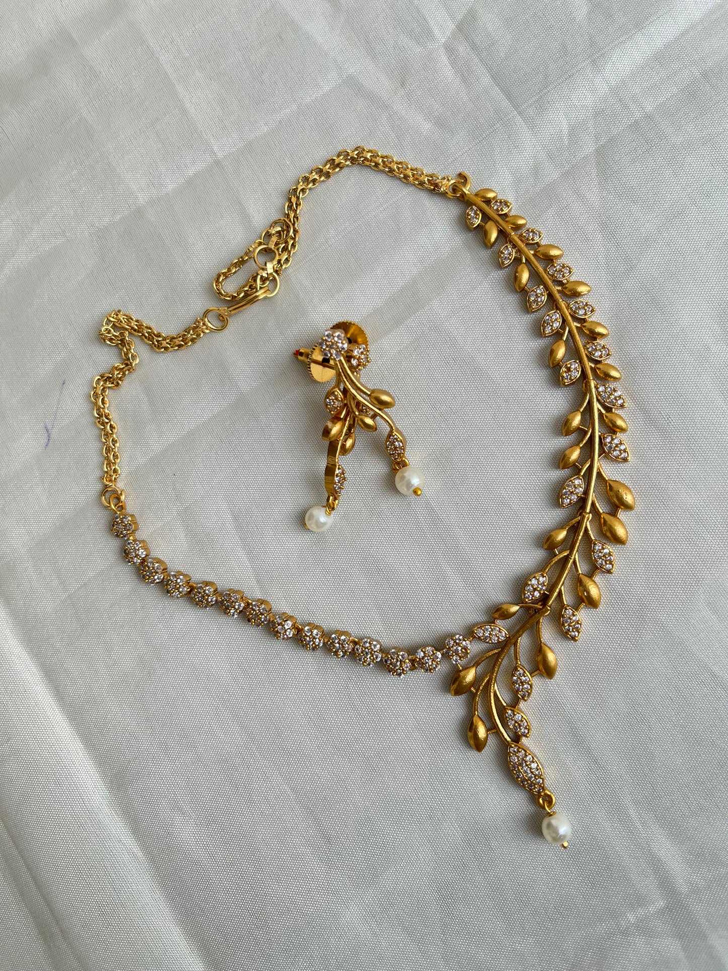 Simple leaf neckset