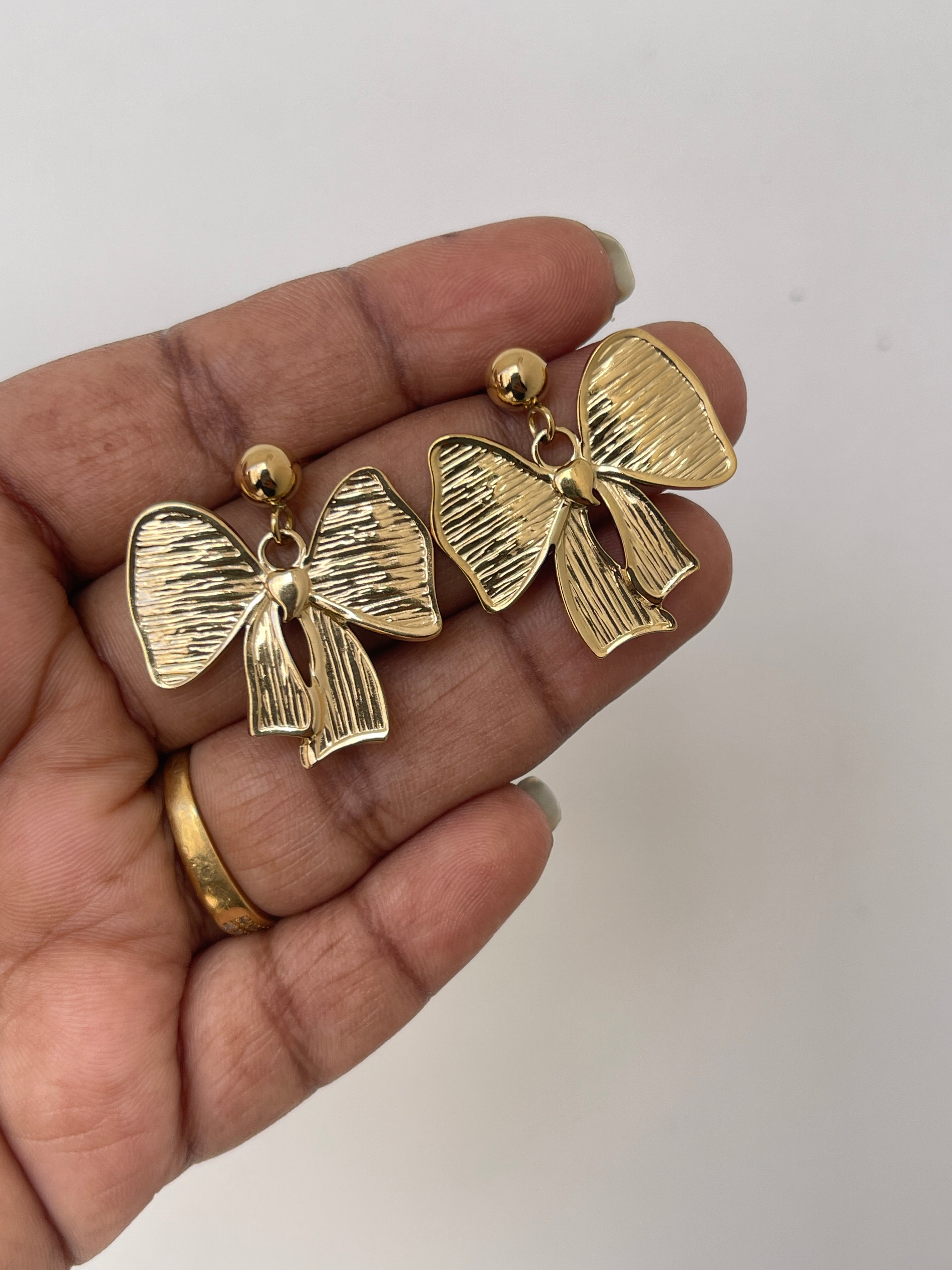 Anti tarnish bow earrings 
Color wont fade