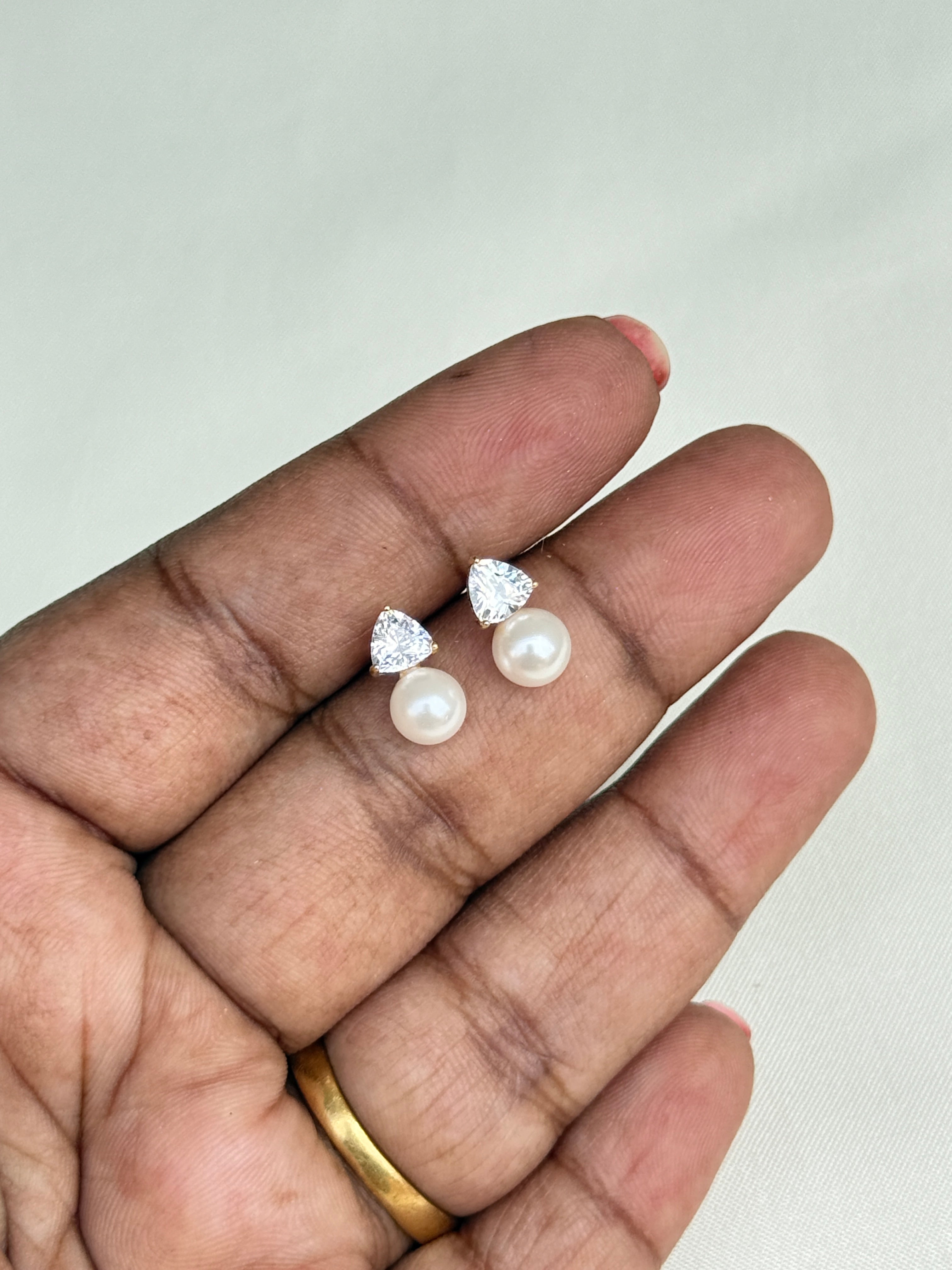 Se009 92.5 silver hallmark pearl triangle studs