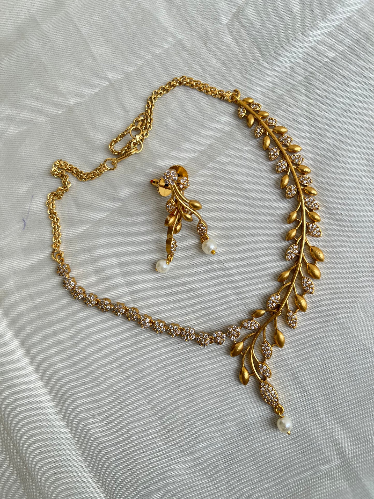 Simple leaf neckset