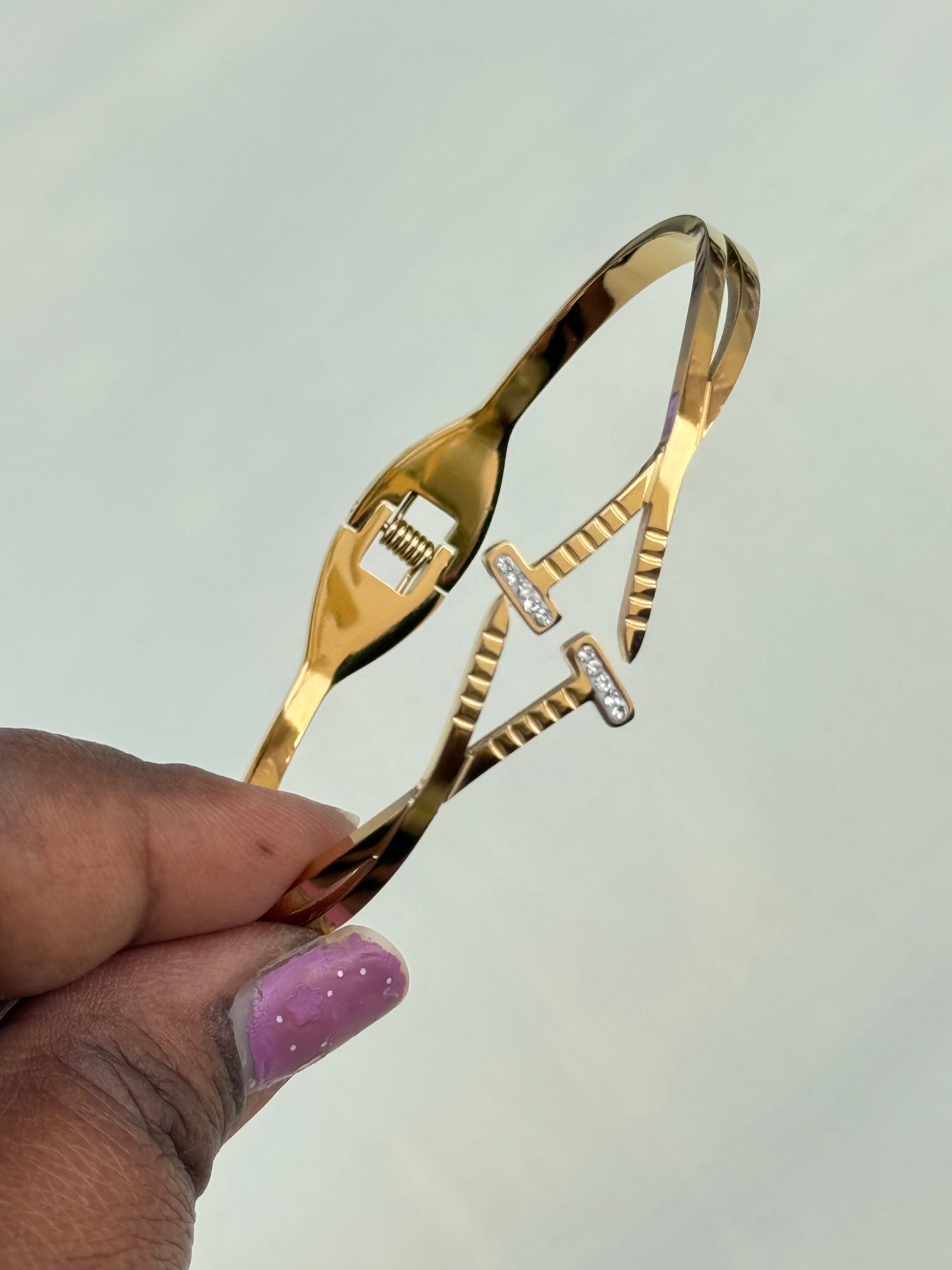 Ab005 anti tarnish double V openable bracelet