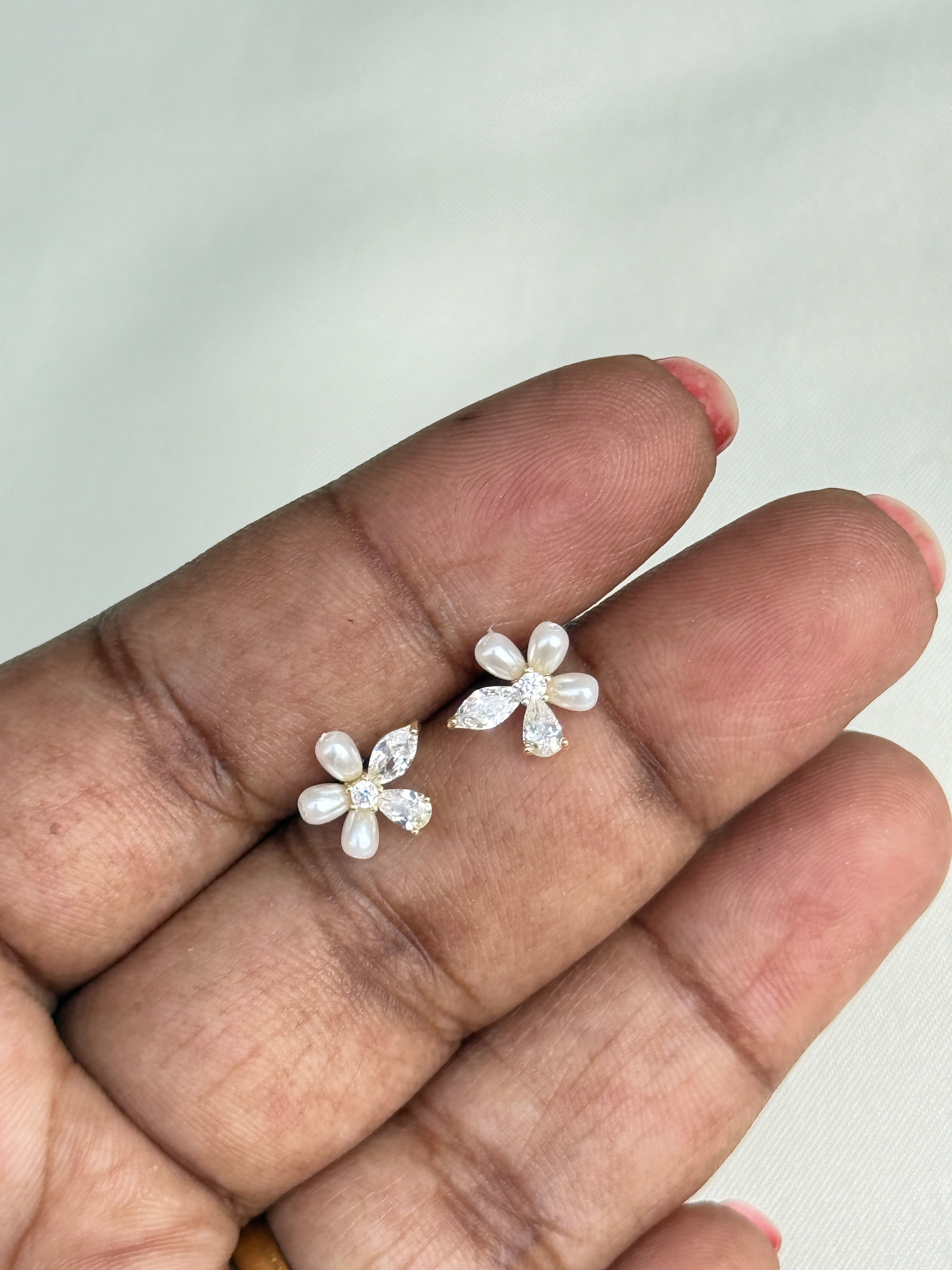 Se004 92.5 silver hallmark pearl flower studs