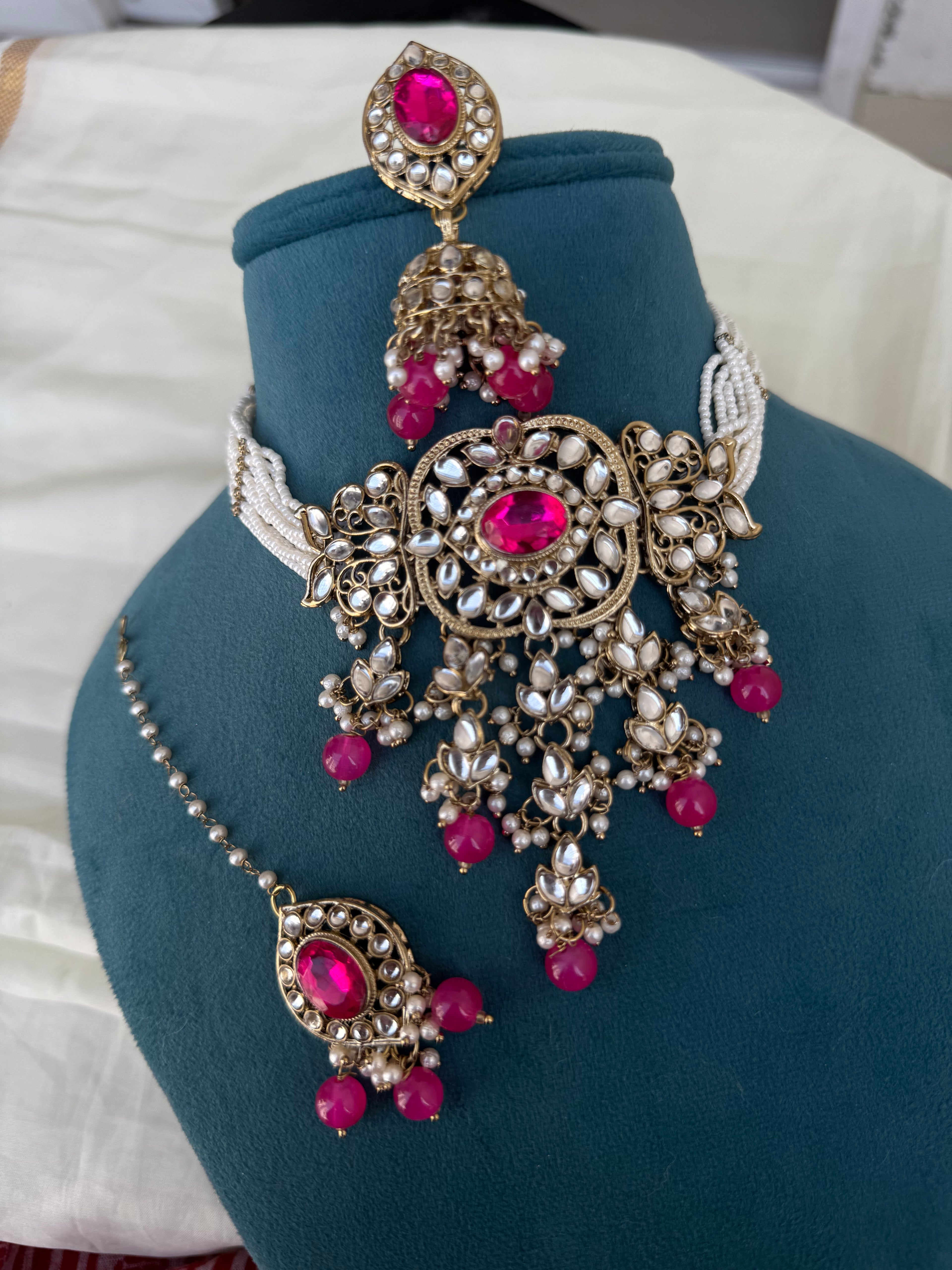 Ch001 Kundan choker with tikka and earrings