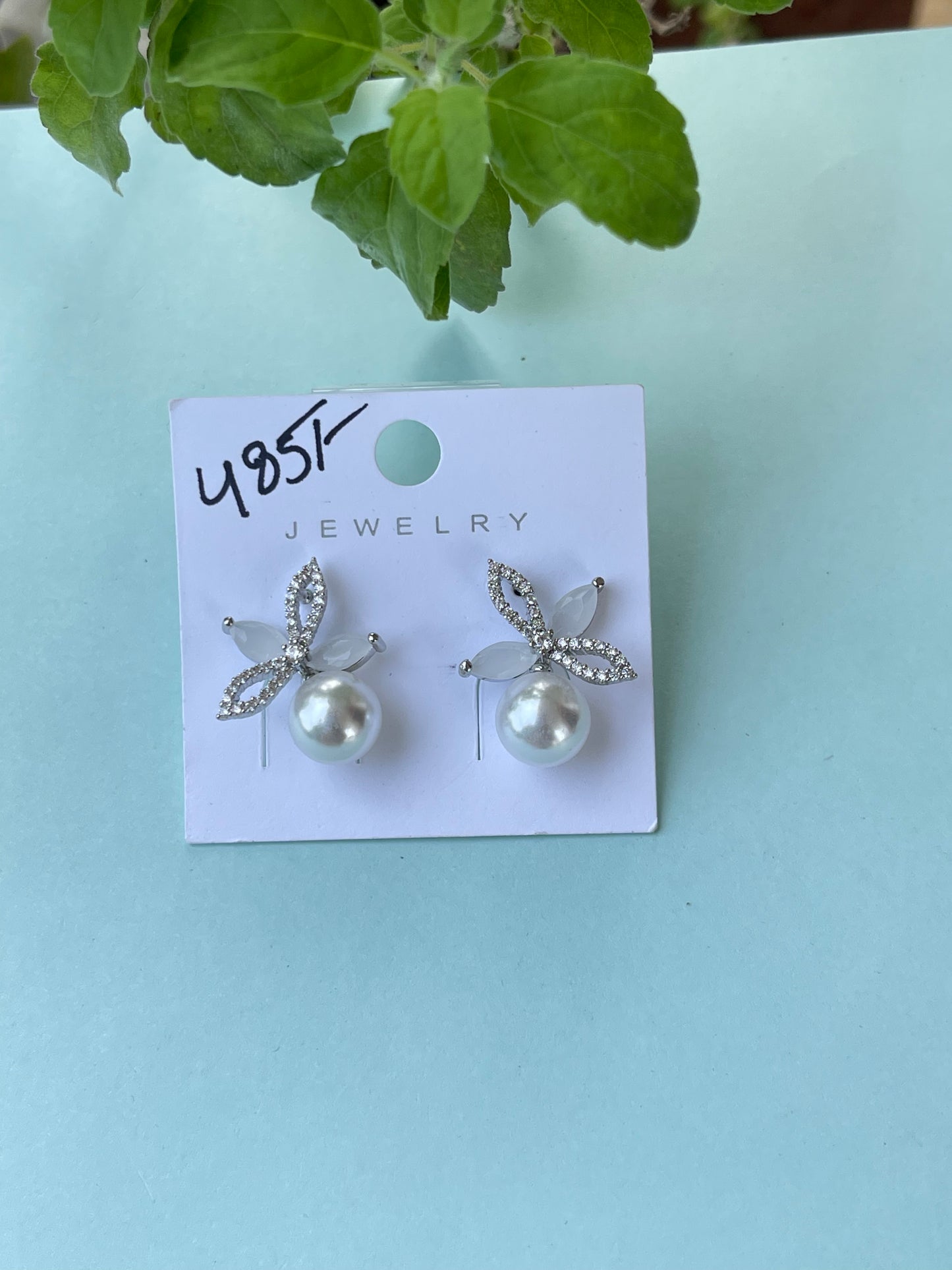 4 leaf pearl hanging studs