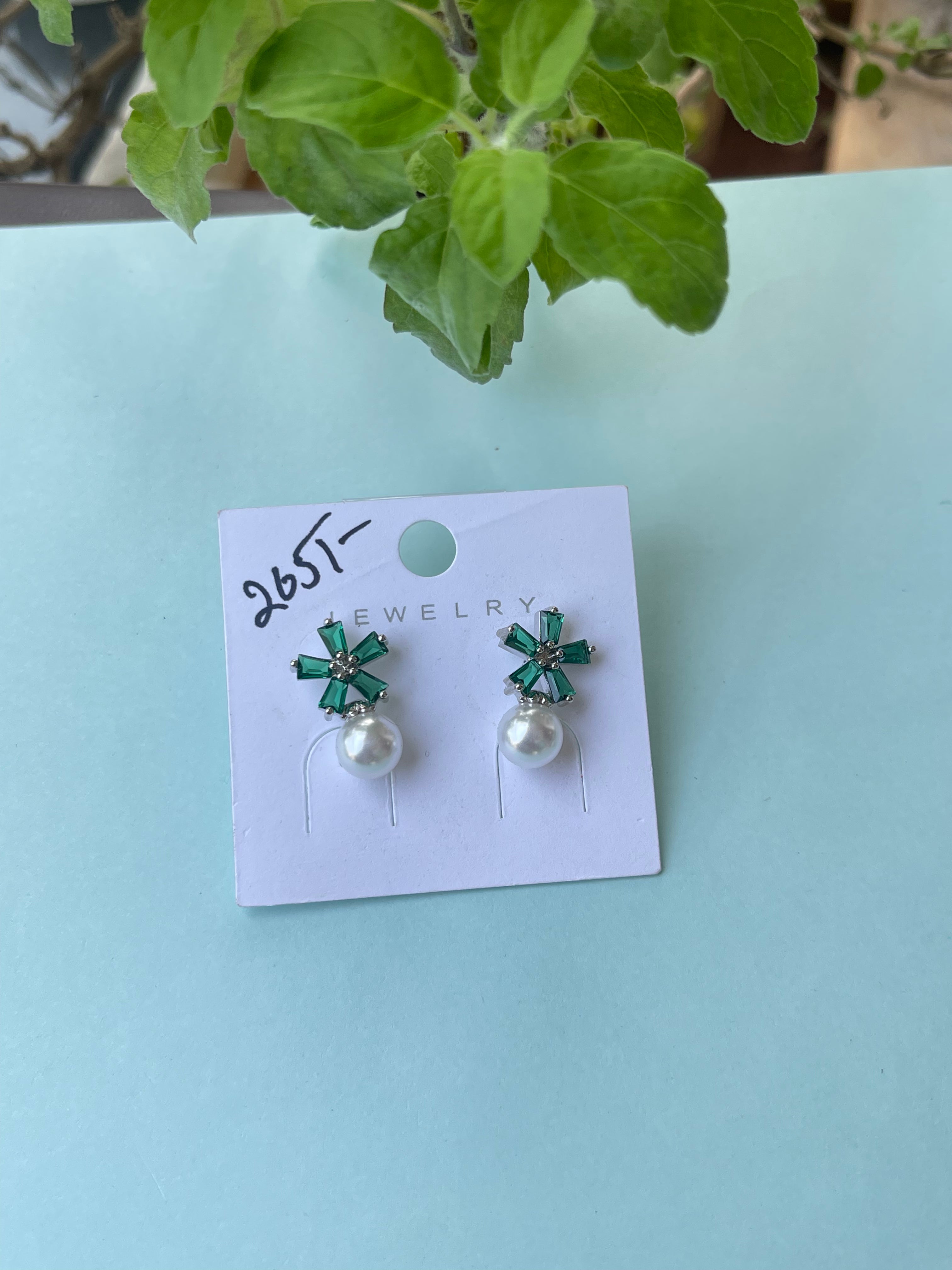 Flower pearl small hanging earrings