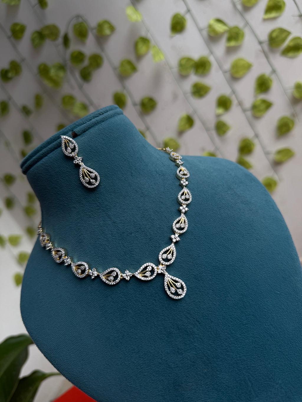 Unique teardrop diamond finish neckset with earrings ns302