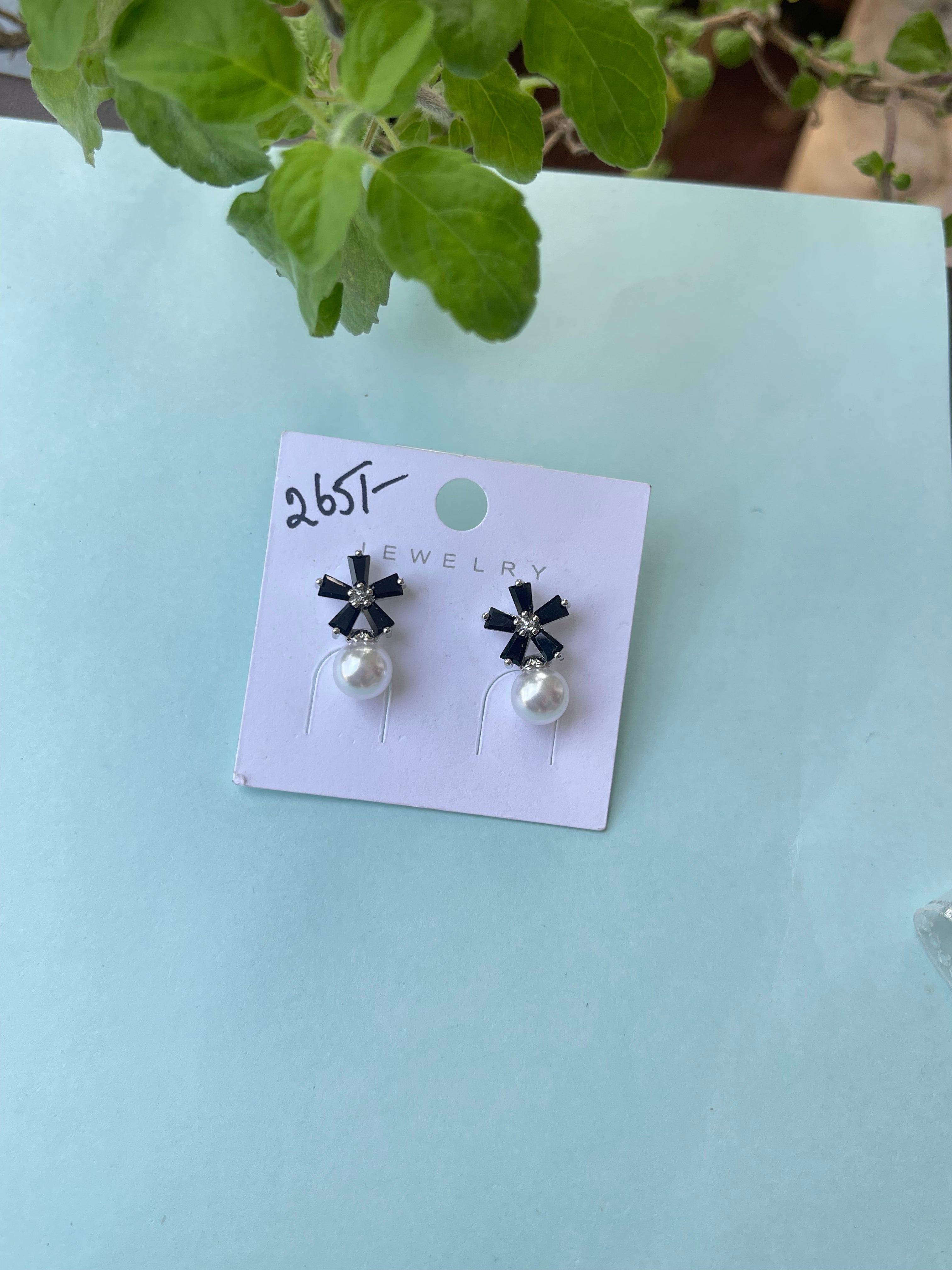 Flower pearl small hanging earrings