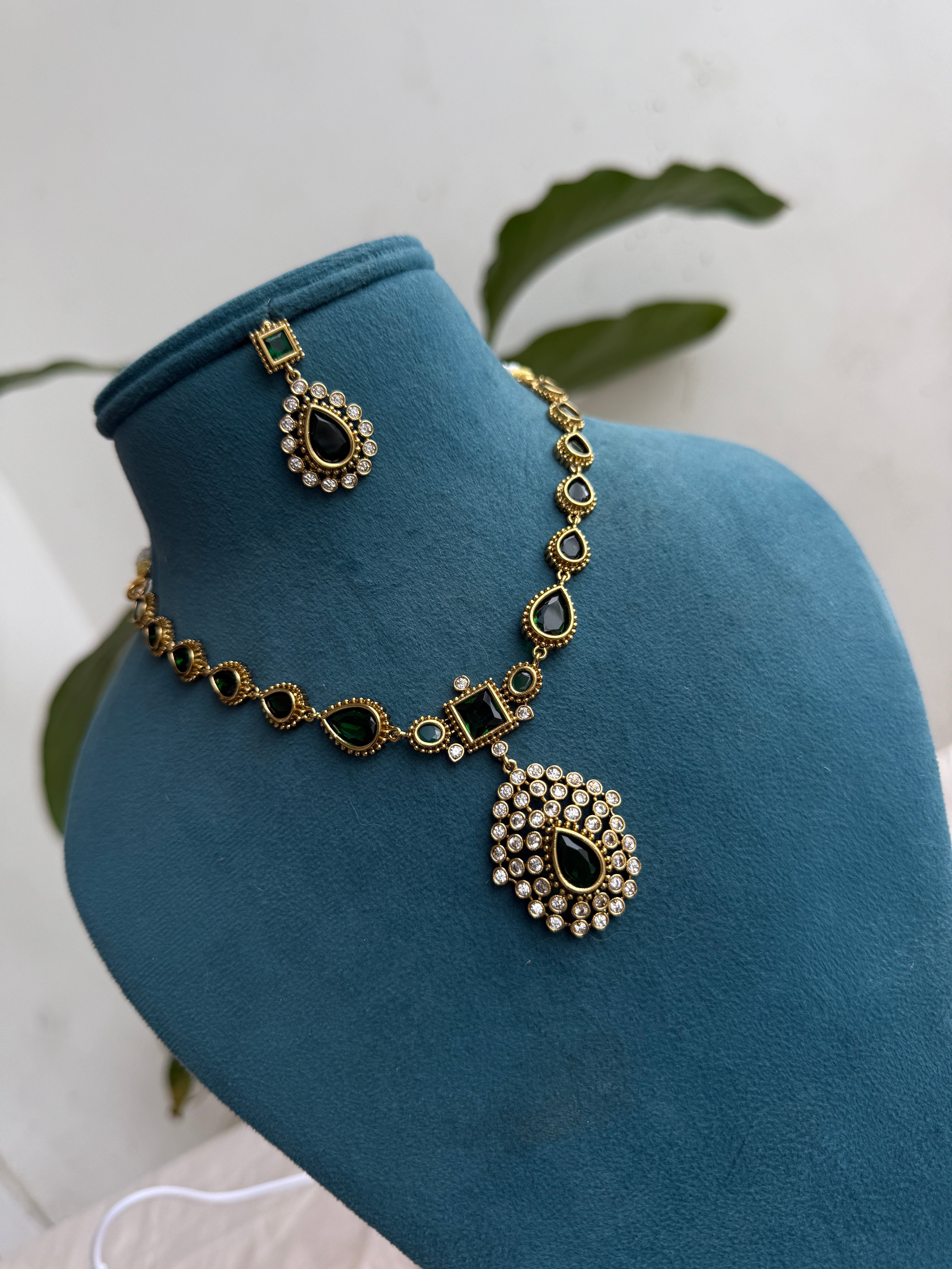 Ns437 emerald drop neckset