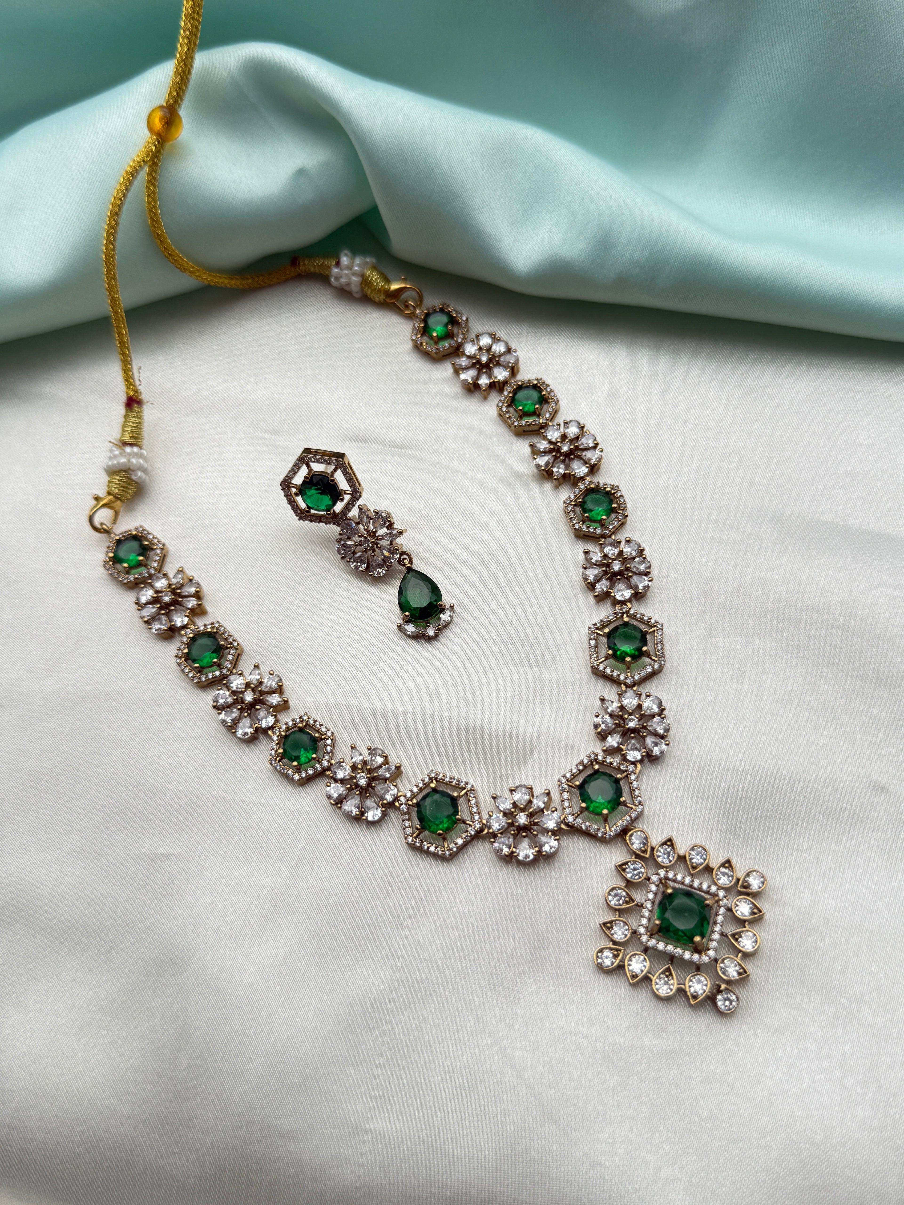 Unique emerald  flower design Neckset with earrings ns892