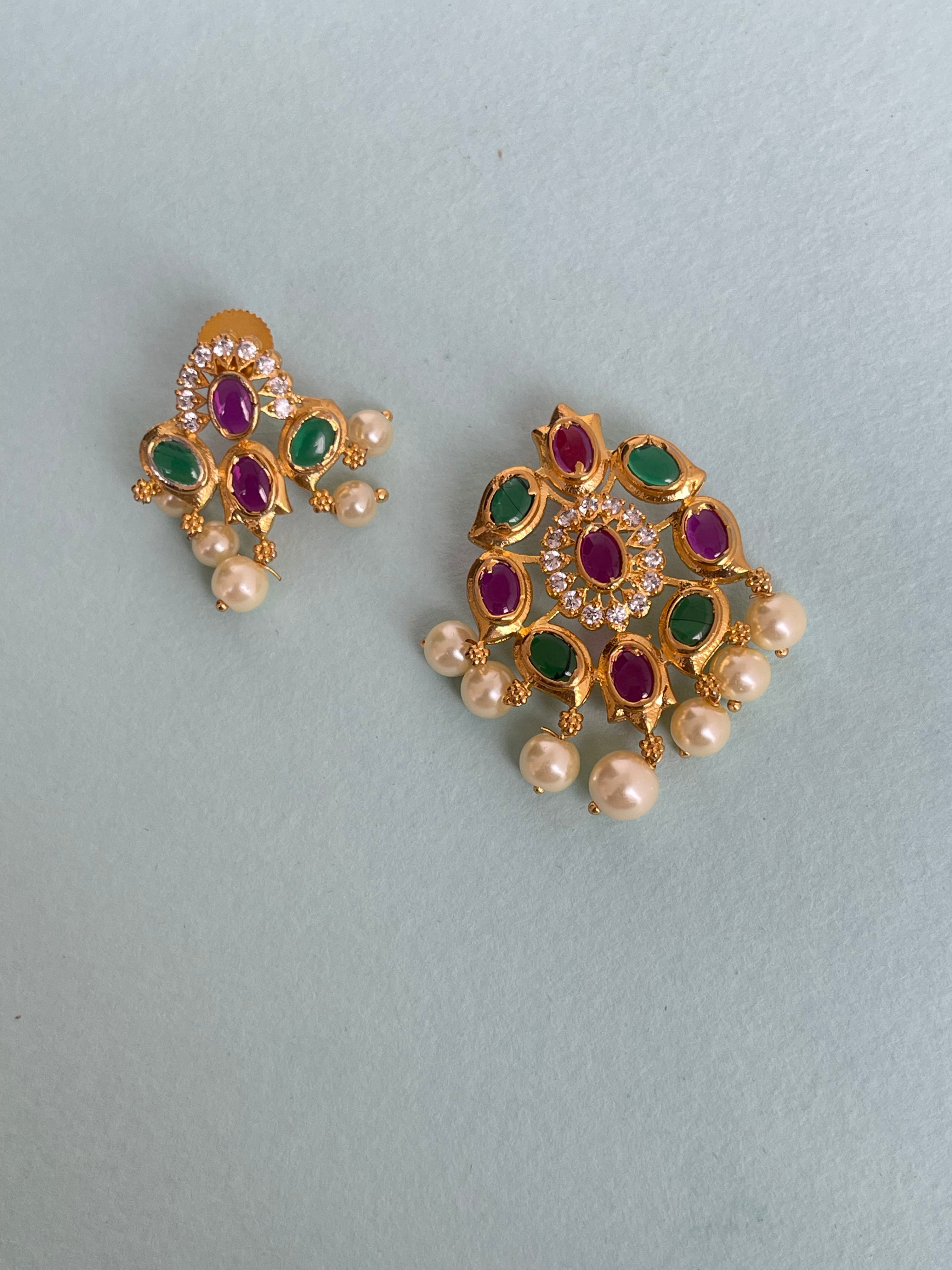 Multi pendant with earrings