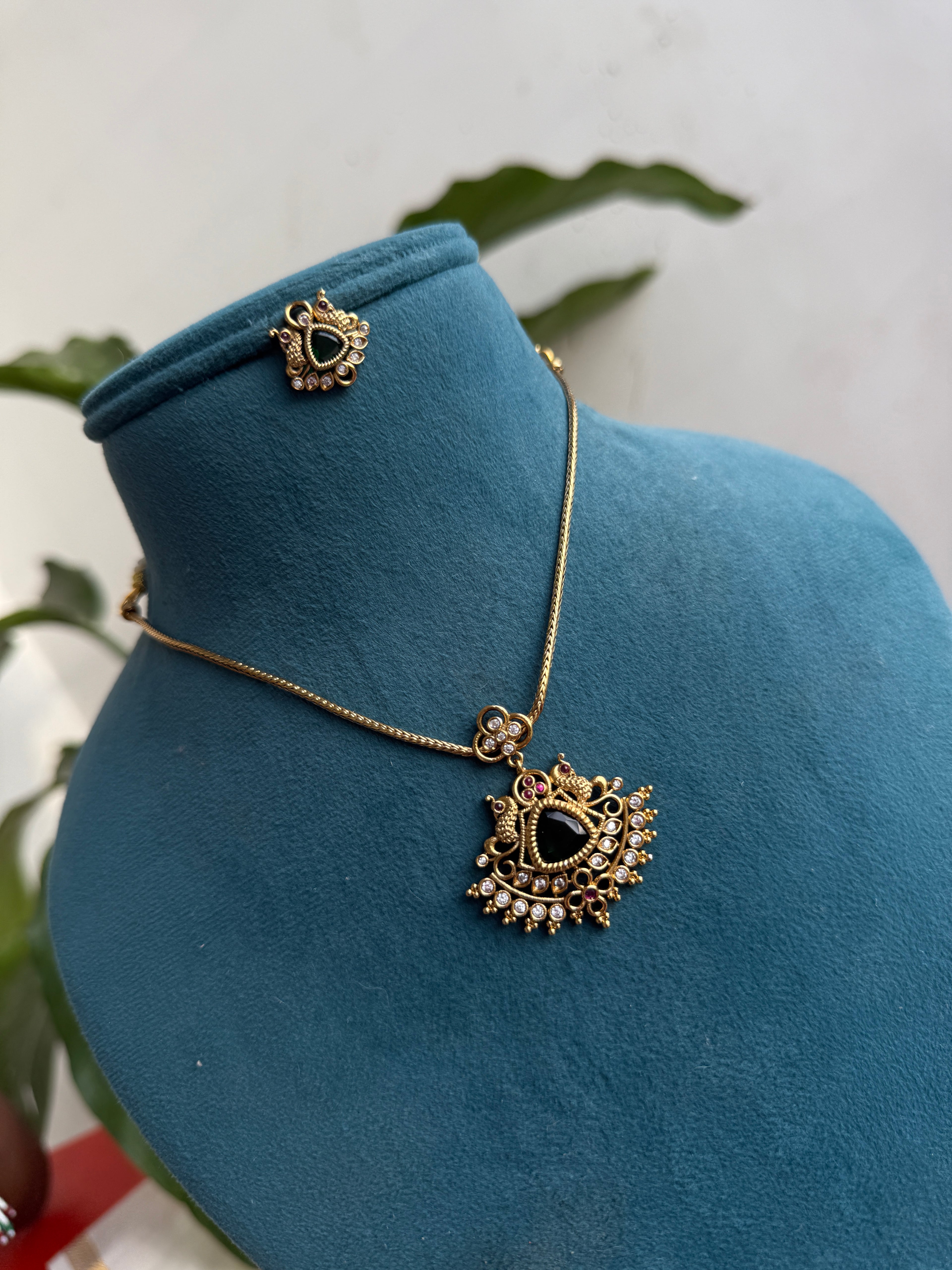 Ns502 simple emerald pendant with earrings