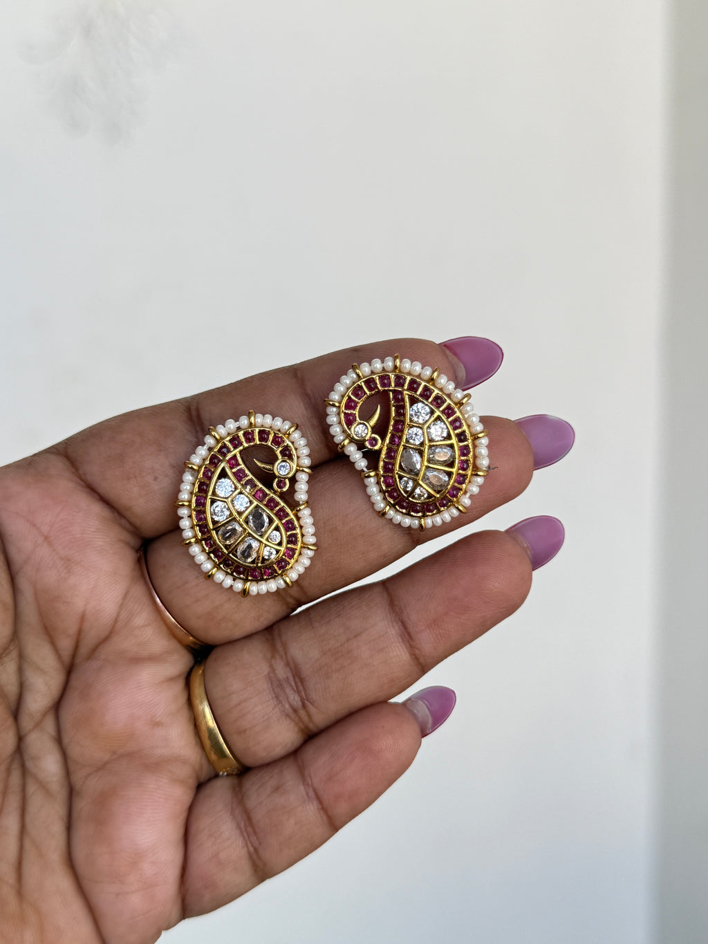 St037 pearl kemp mango peacock studs