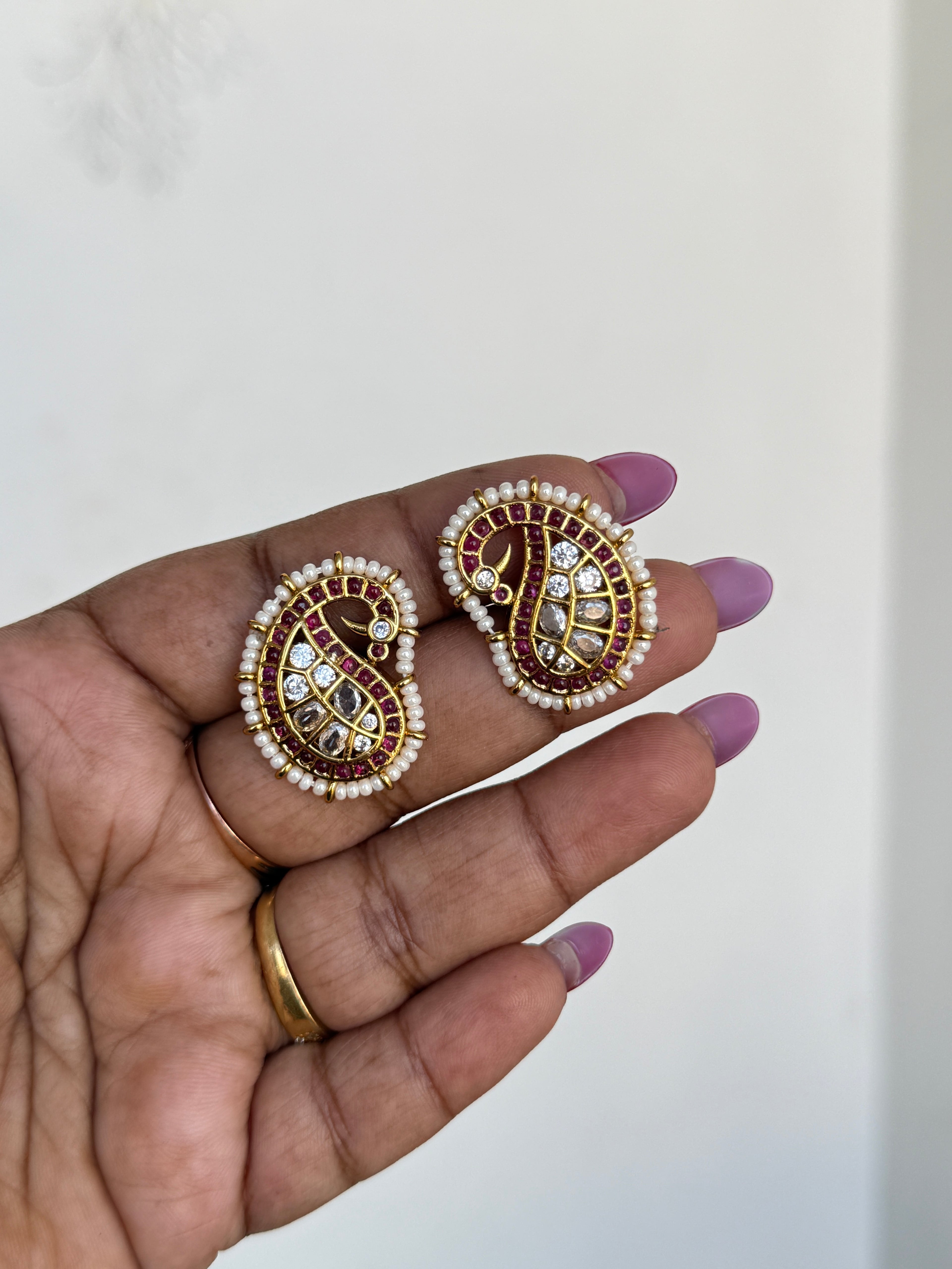 St037 pearl kemp mango peacock studs