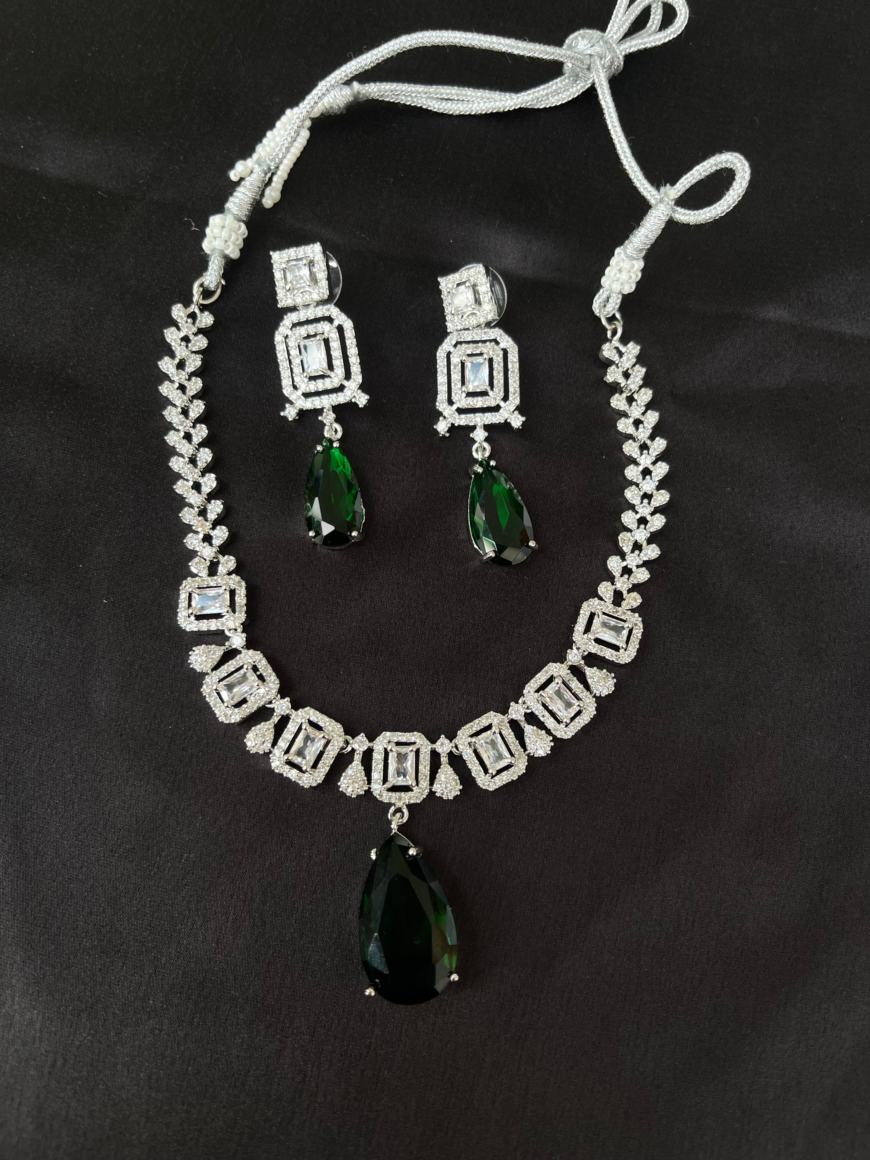 Simple diamond finish neckset