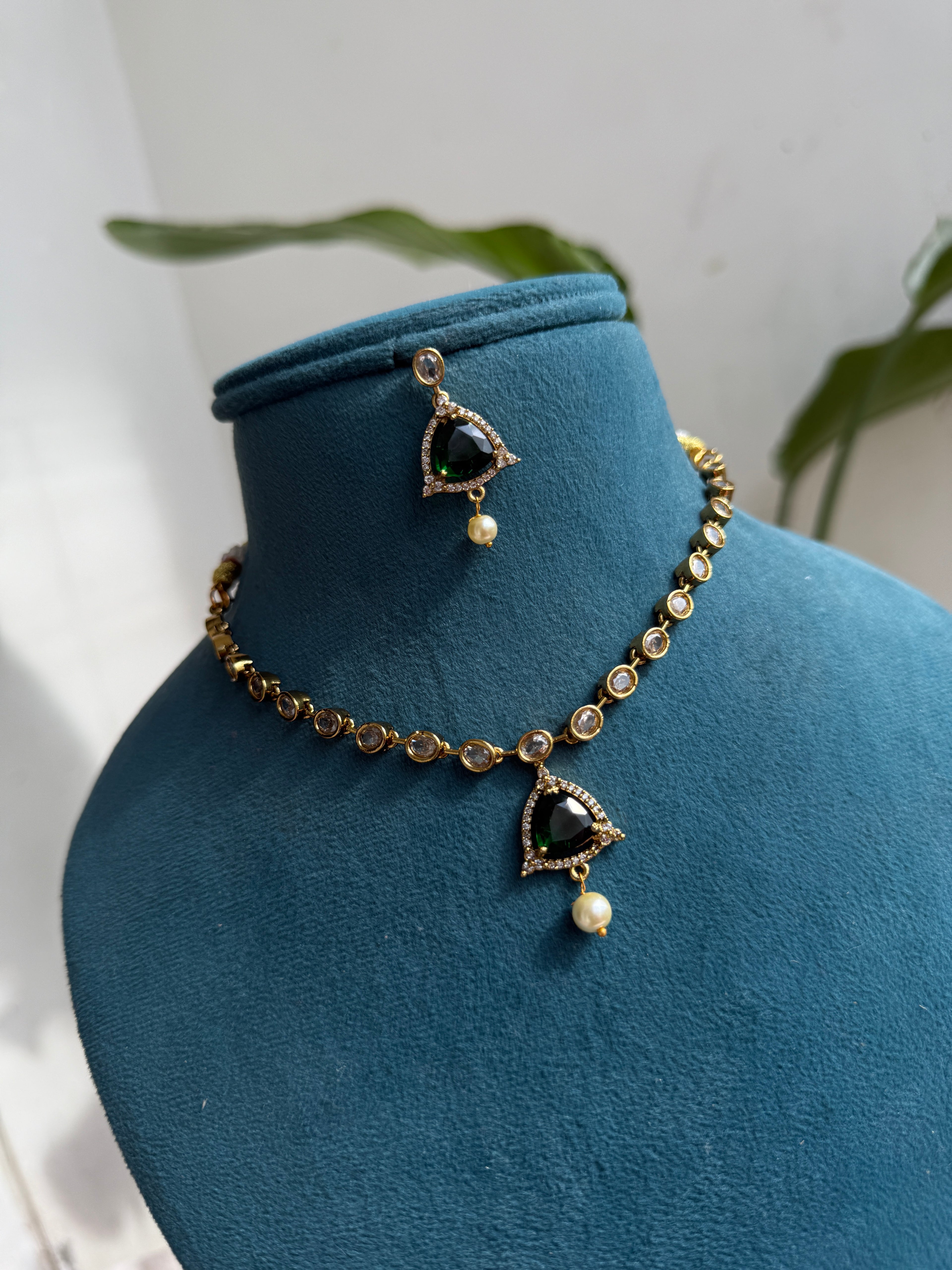 Ns469 uncuts emerald stone neckset