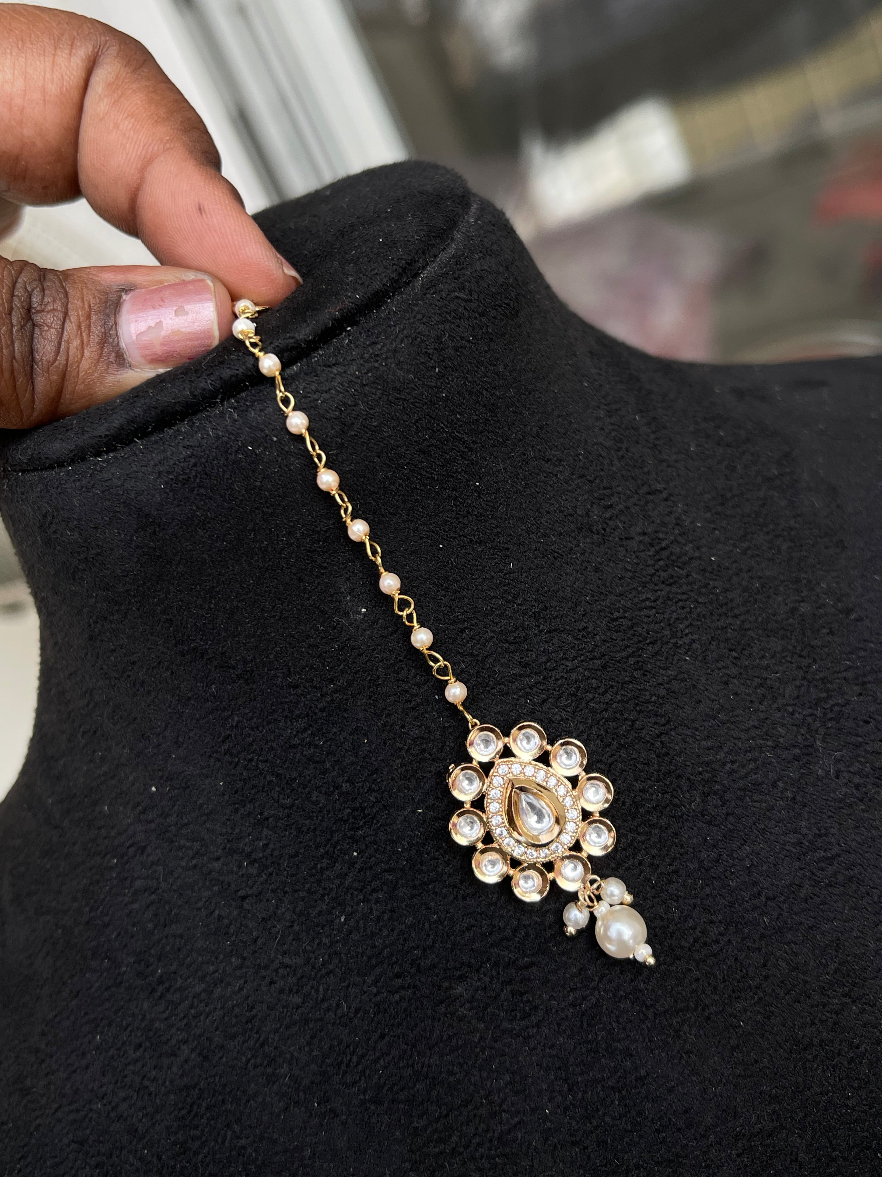 Kundan Tikka with Pearl Drop