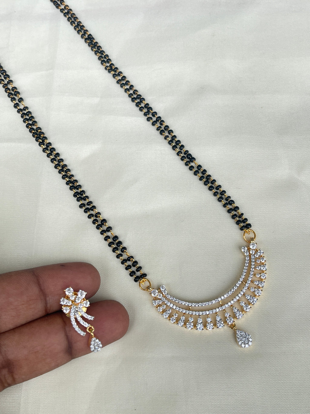 2 lines short blackbeads with diamond finish locket and earrings