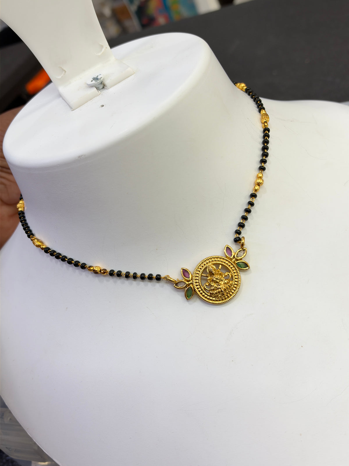 Bb444 Lakshmidevi 3 stones single line 18 inches black beads