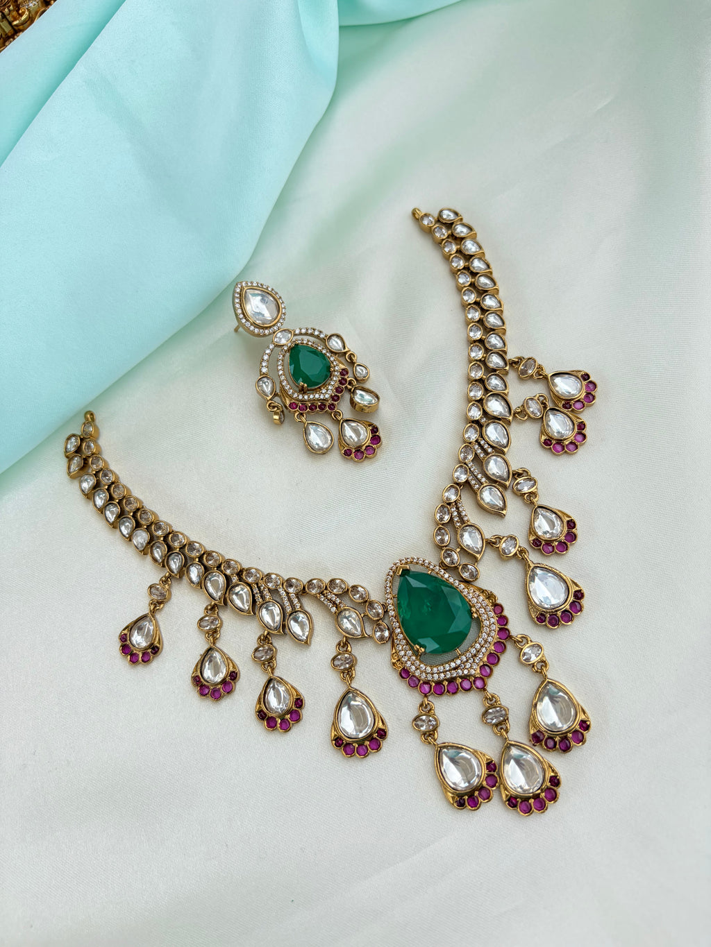 Emerald Kundan Teardrop Short Neckset with Earrings Ns891