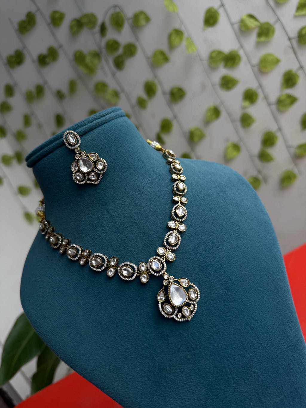 Unique moissanite  teardrop  neckset  flower design with  earrings ns949