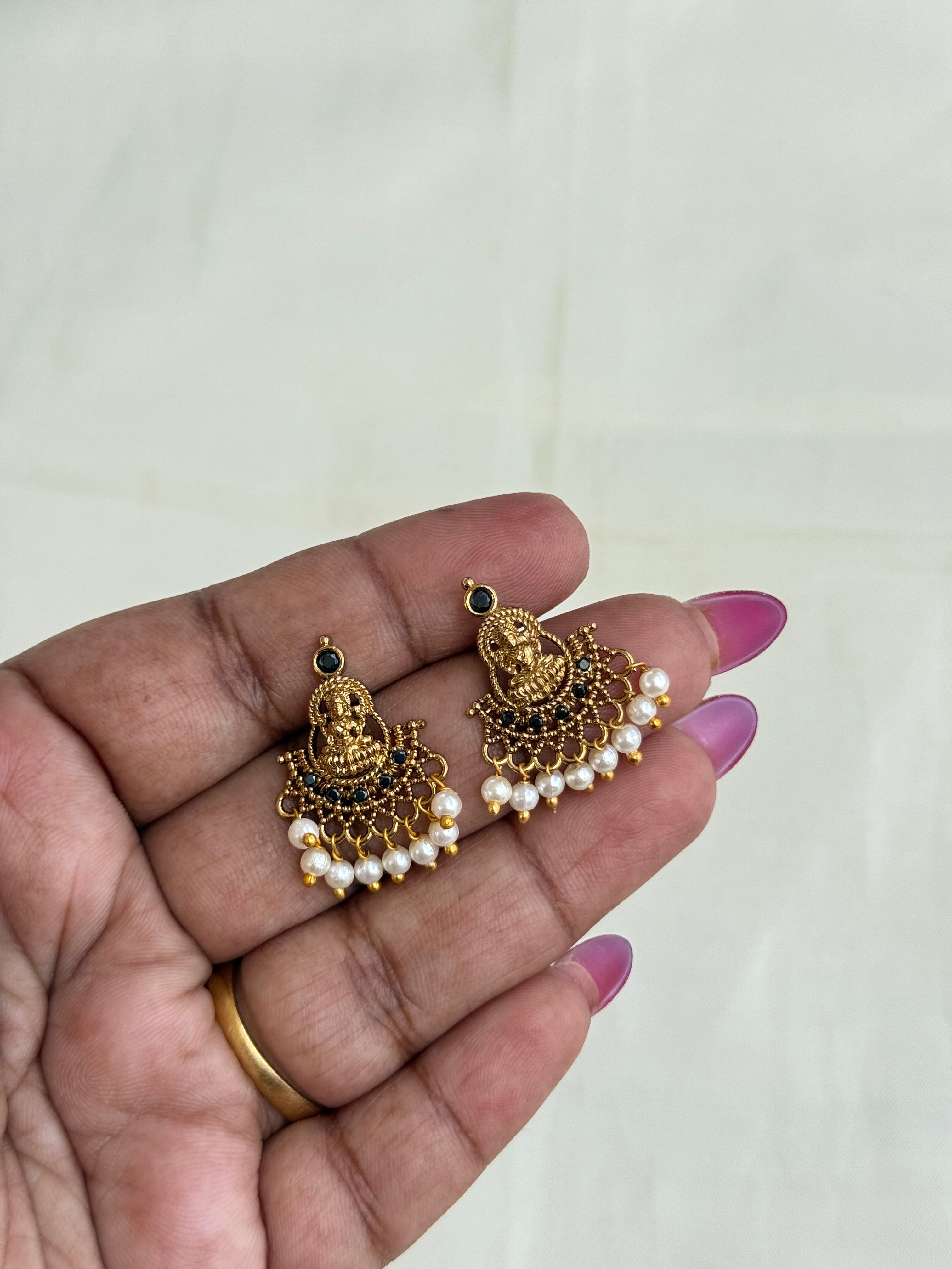 Er68 Lakshmi Devi black beads pearl earrings