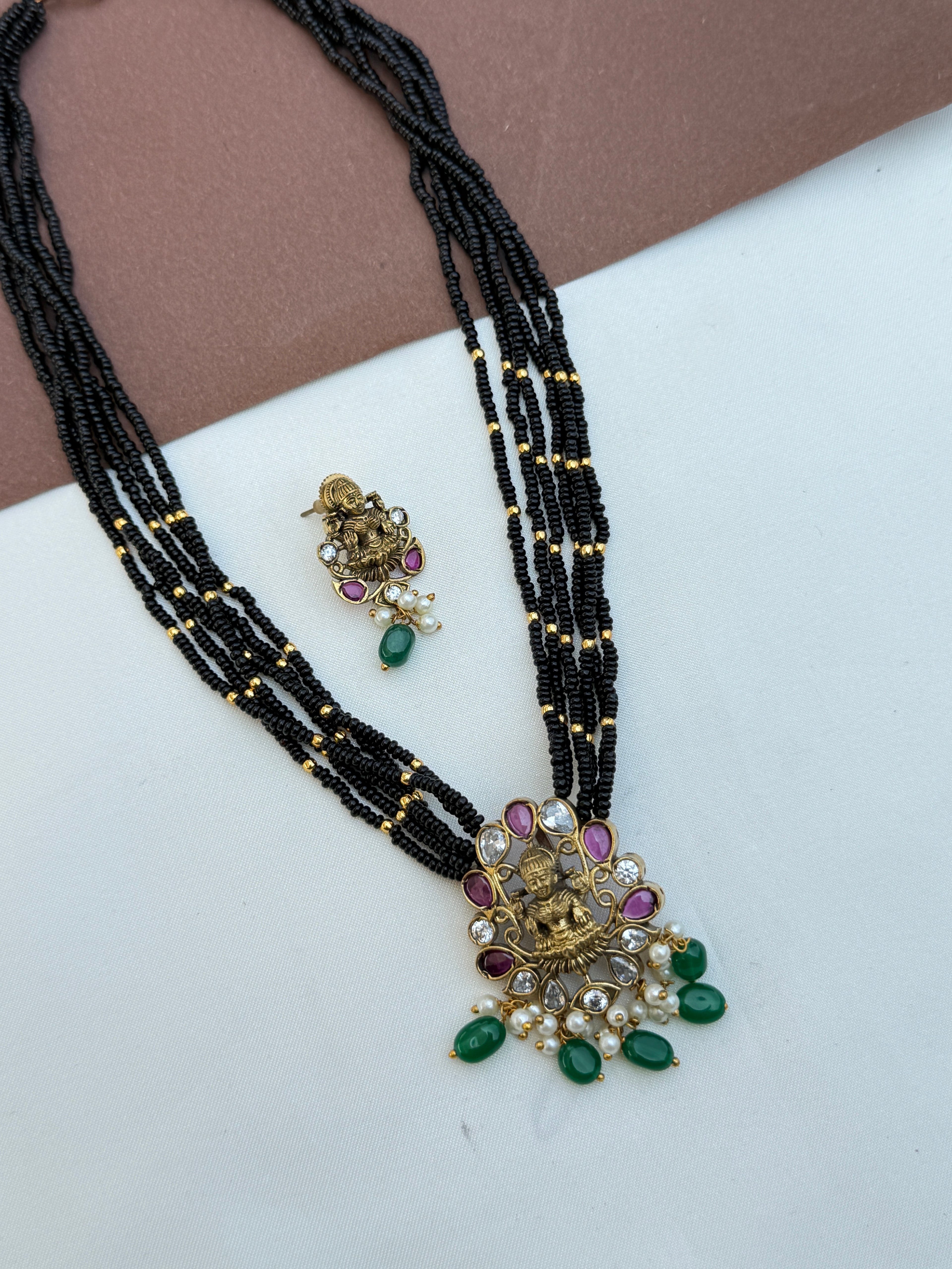 Bb087 18 inches 6 lines lakshmidevi blackbeads with green beads with earrings