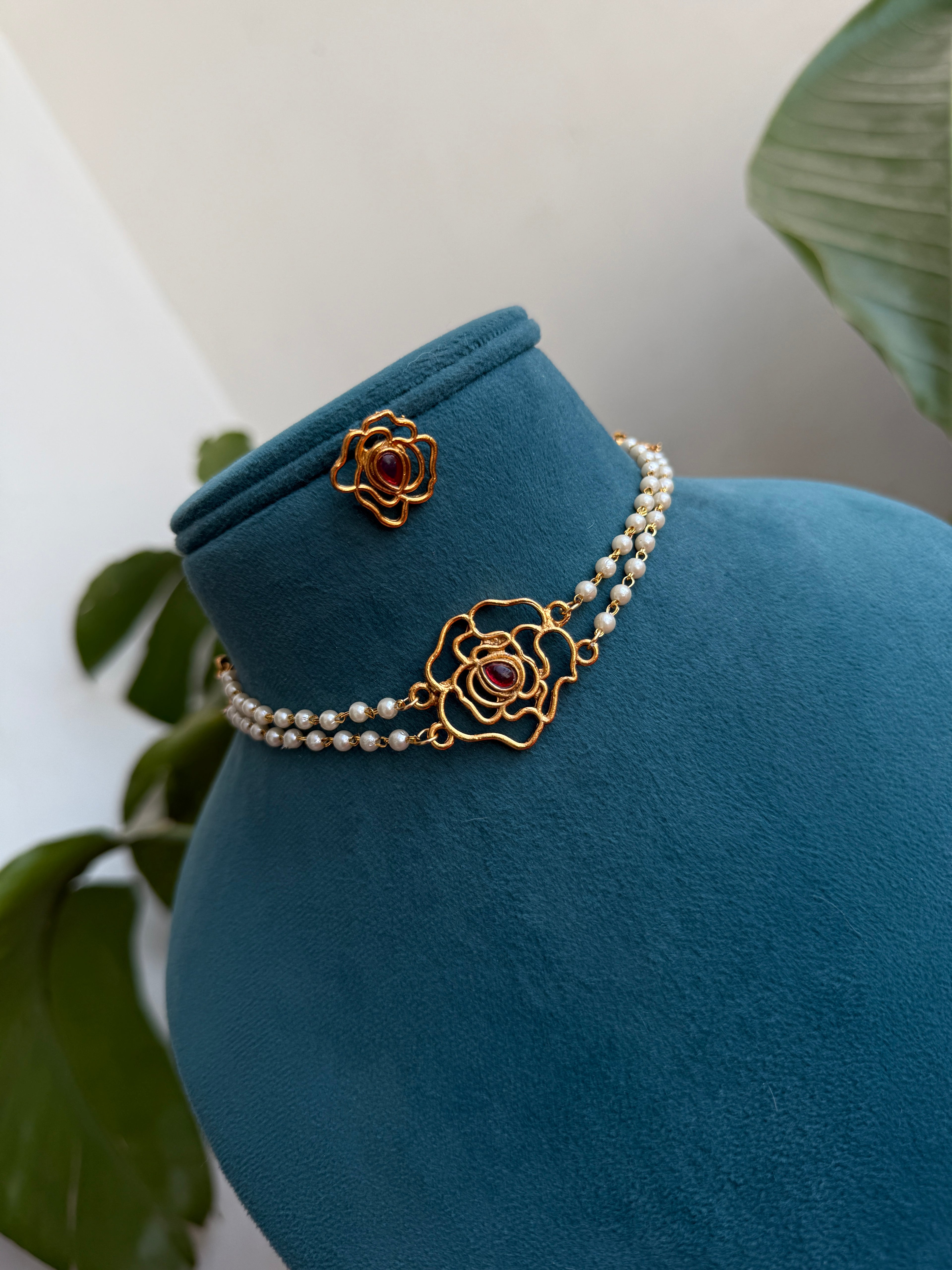 Pearl choker in 2 Colors ruby and green ns641