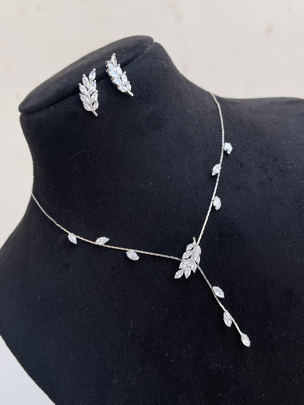 Leaf handging chain with studs