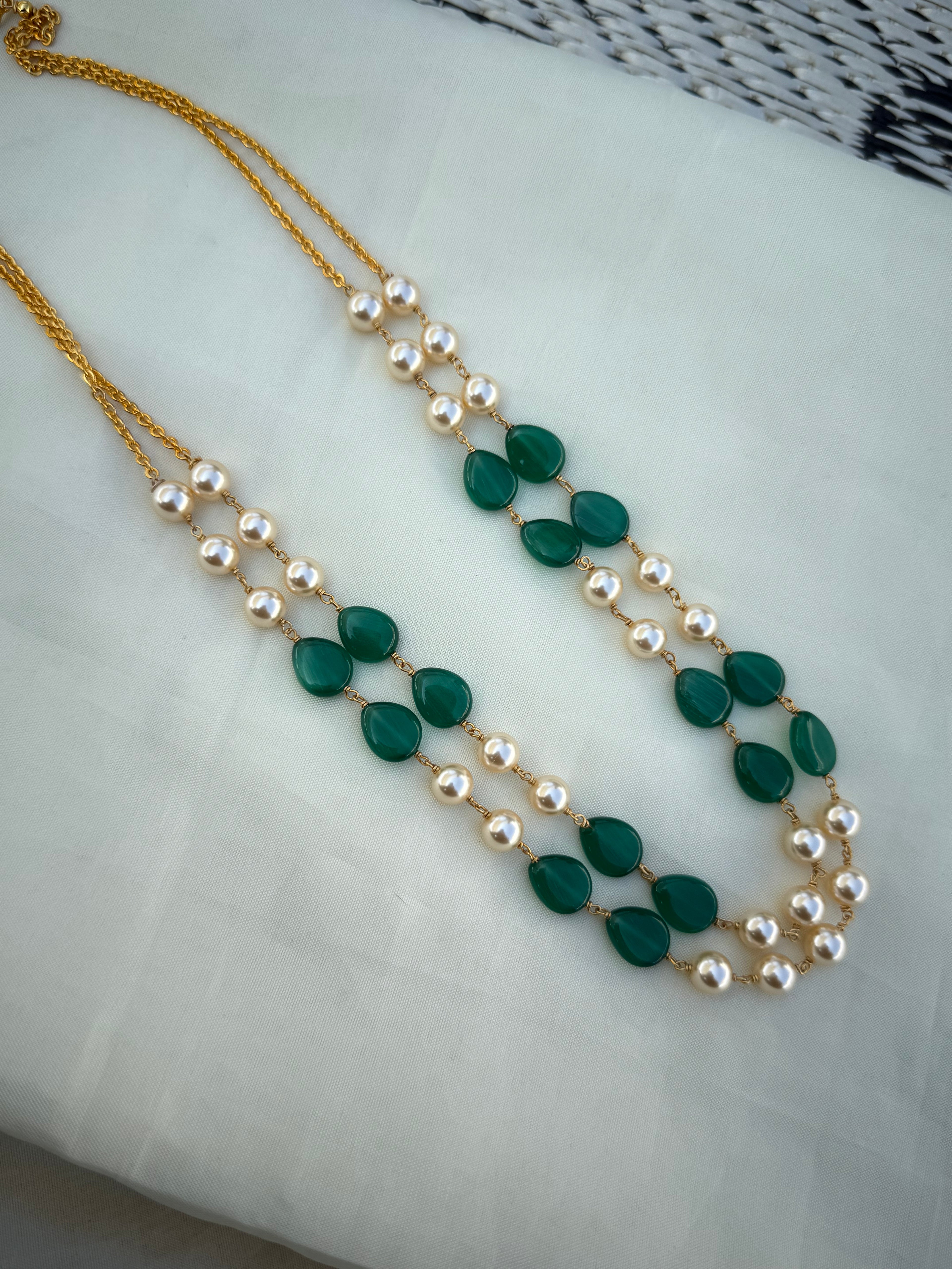 Bb232 green pearl 2 lines beads