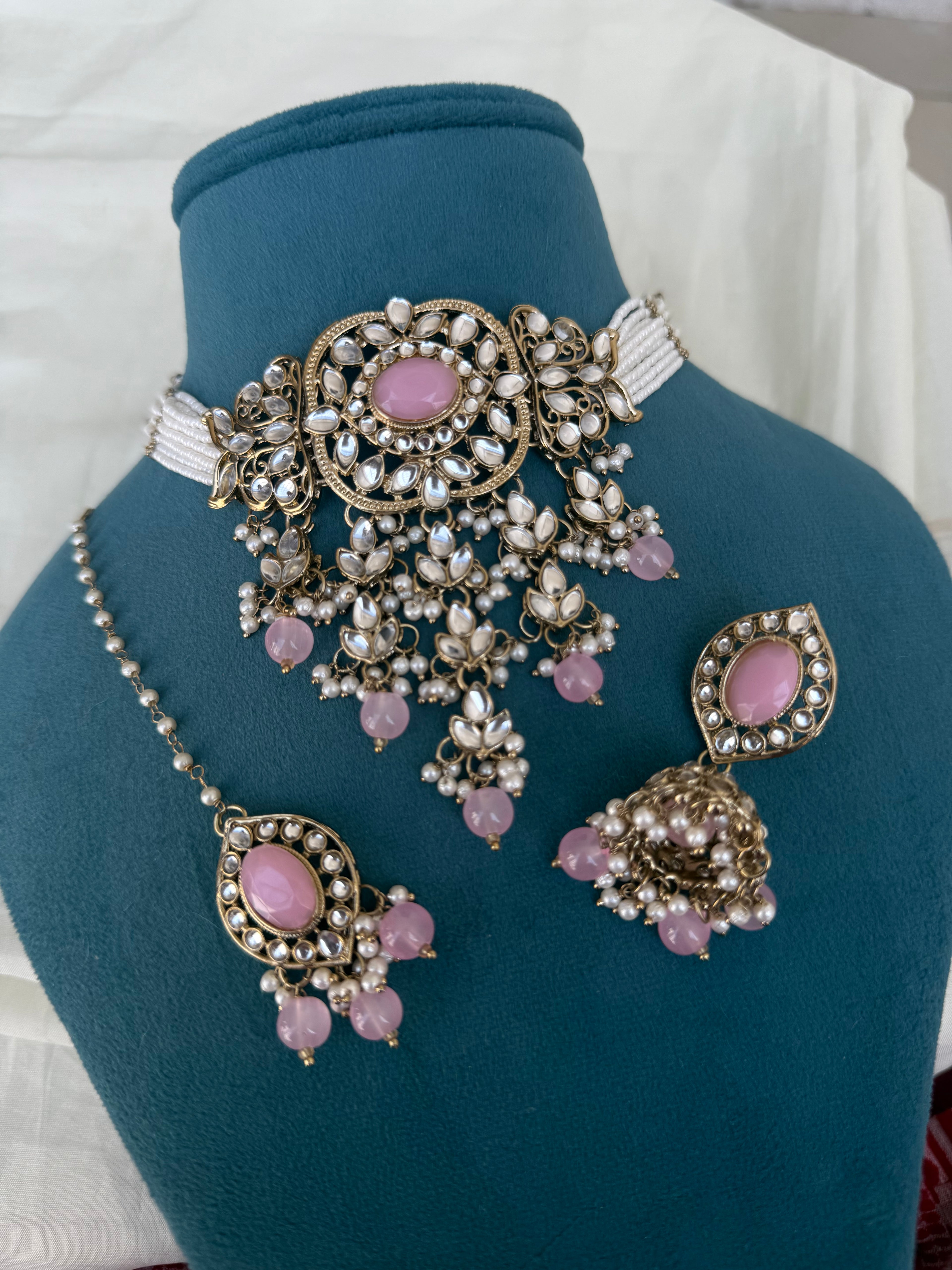 Ch001 Kundan choker with tikka and earrings