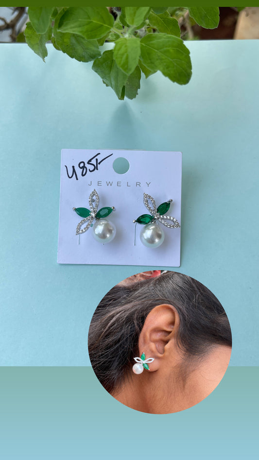 4 leaf pearl hanging studs