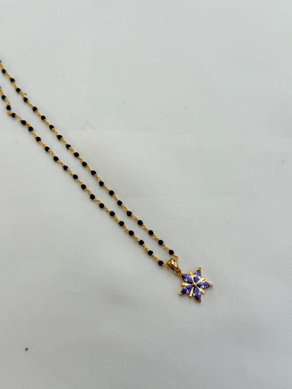 Bb045 single line flower black beads