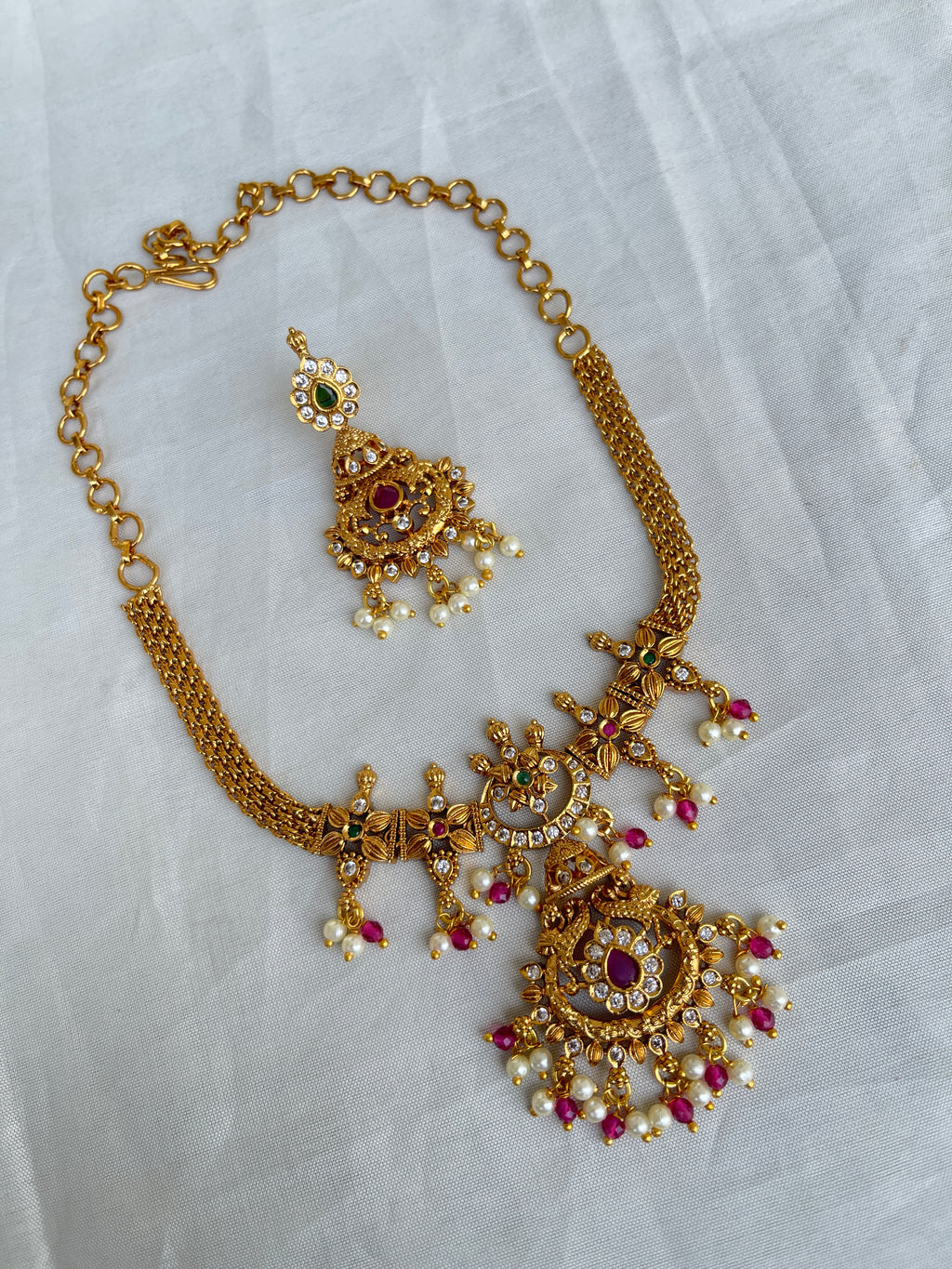 Chandbali neckset in pink and white color