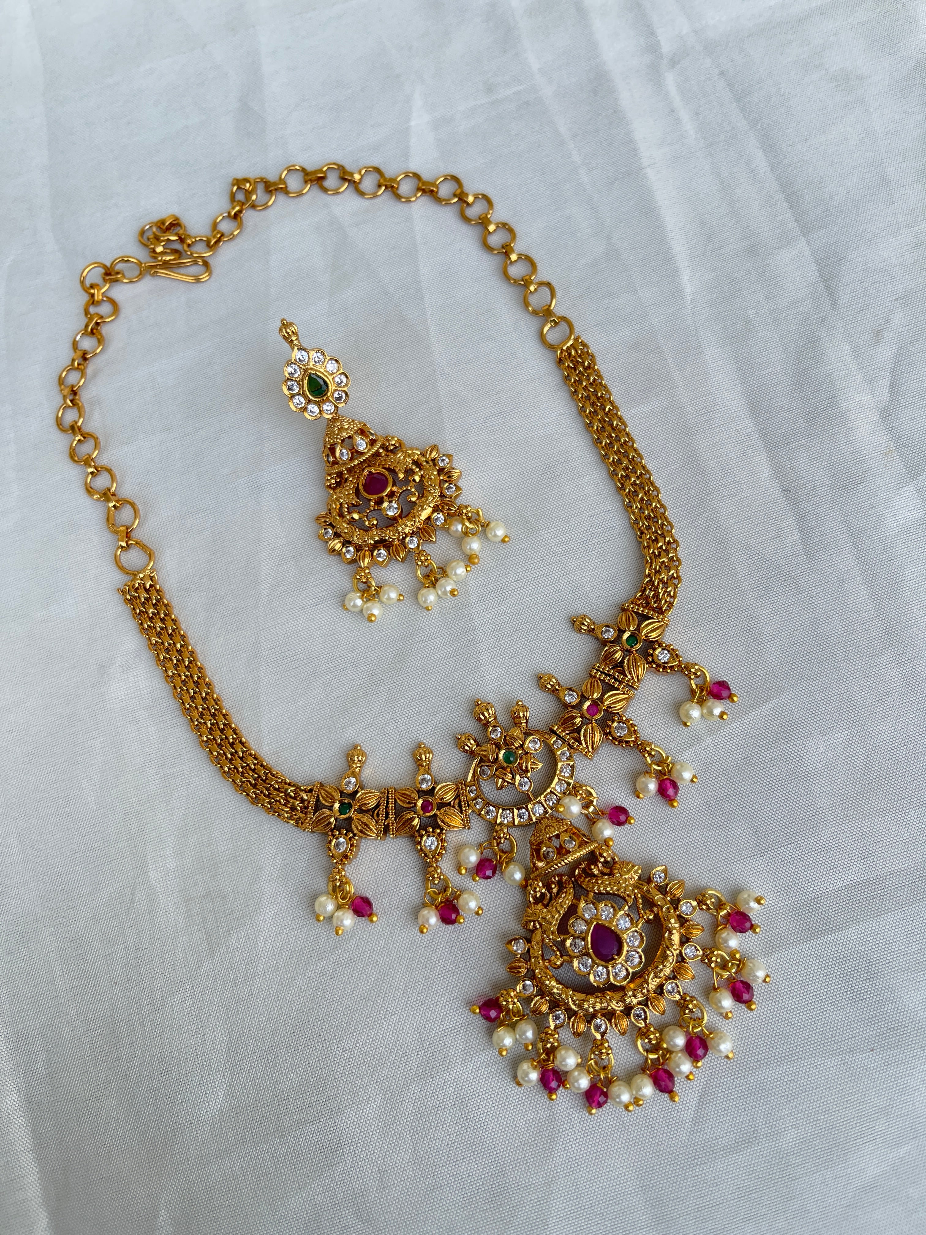 Chandbali neckset in pink and white color