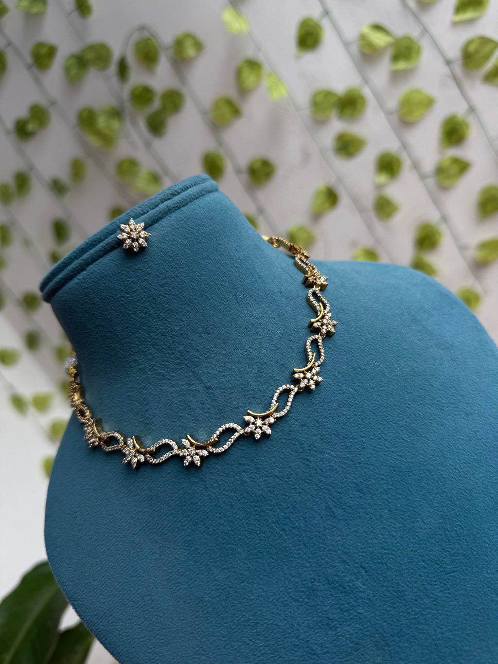 Unique diamond finish flower design short neckset with studs ns944