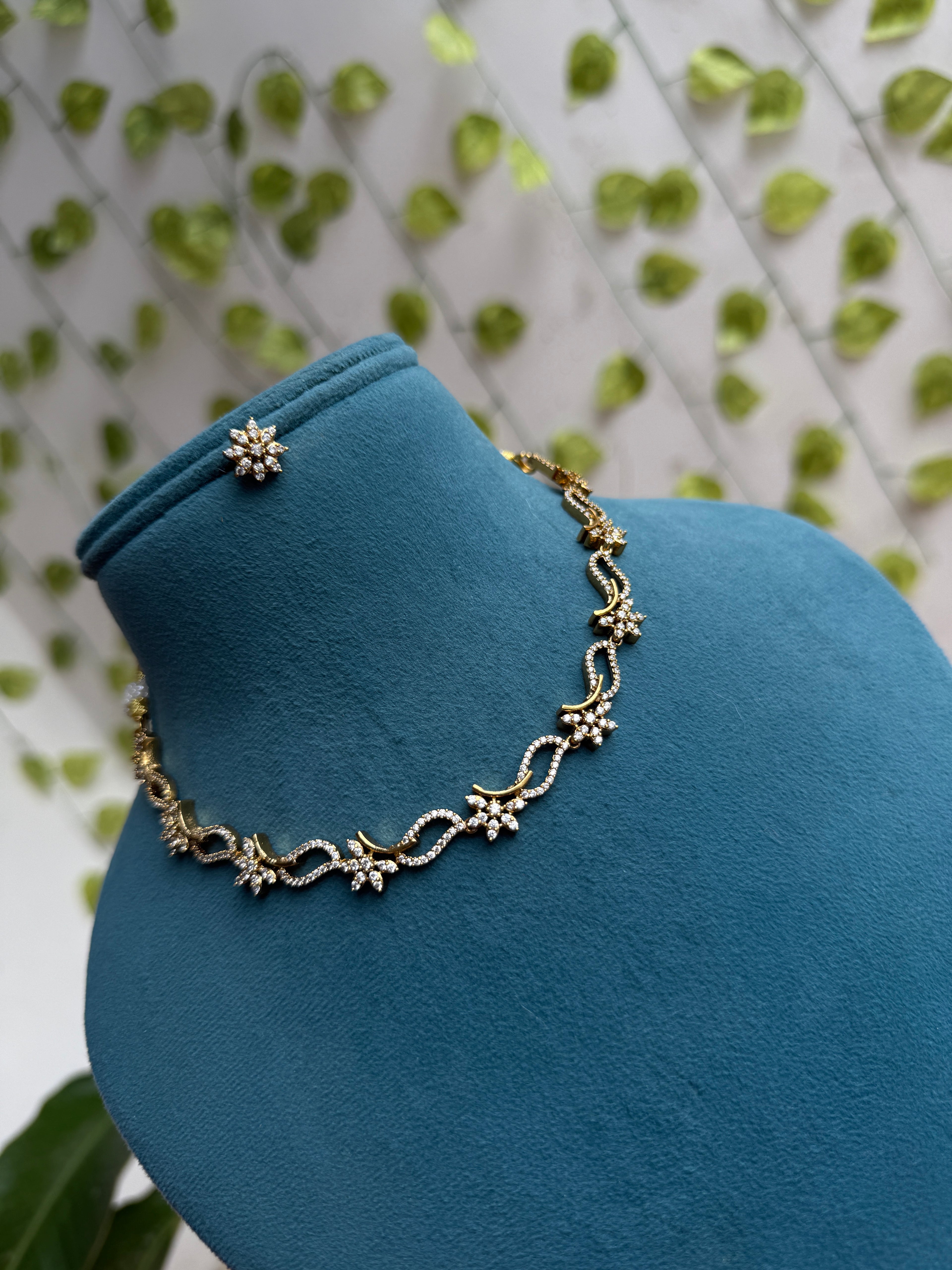 Unique diamond finish flower design short neckset with studs ns944