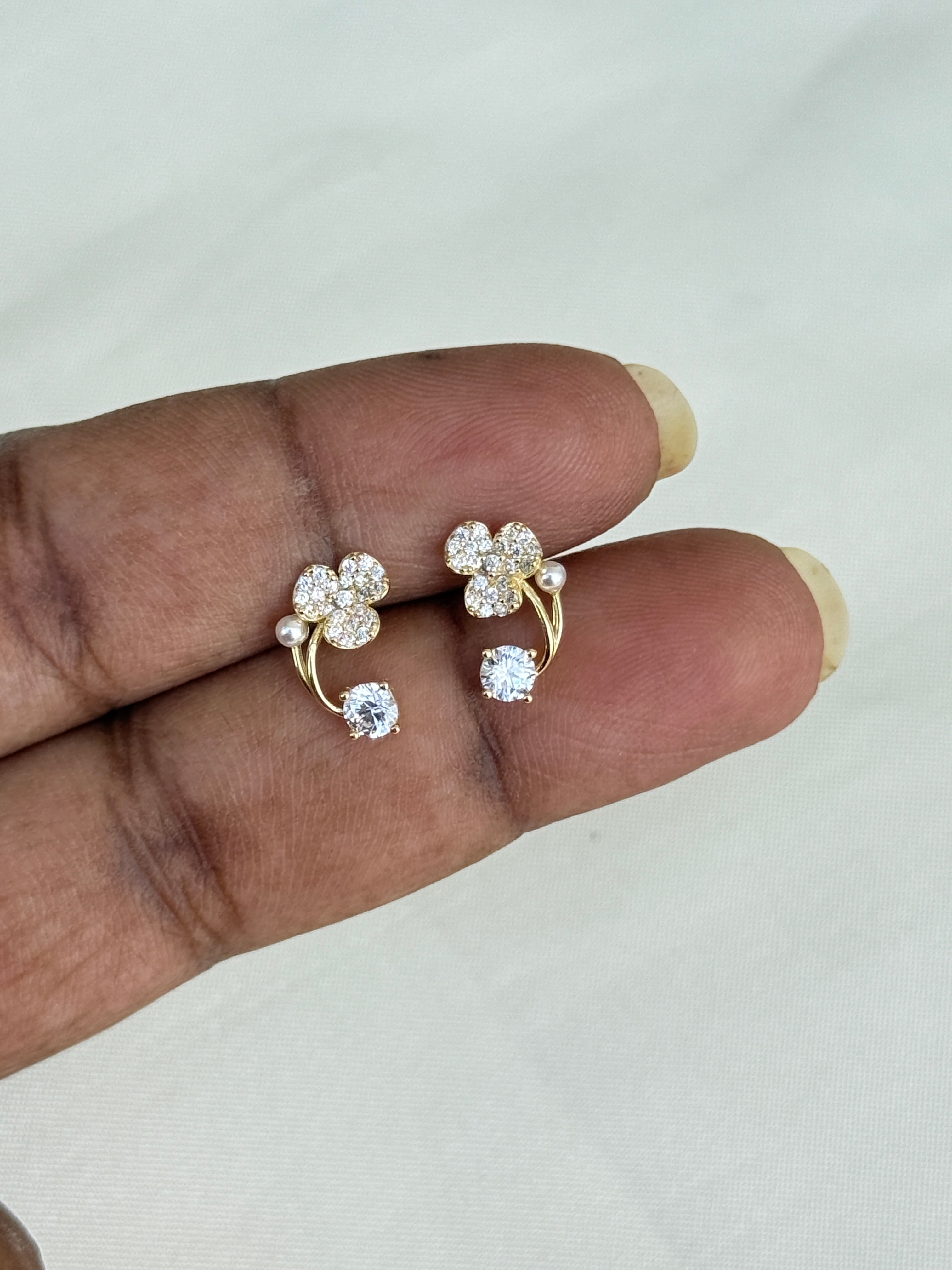 Se014  92.5 silver hallmark flower stone studs