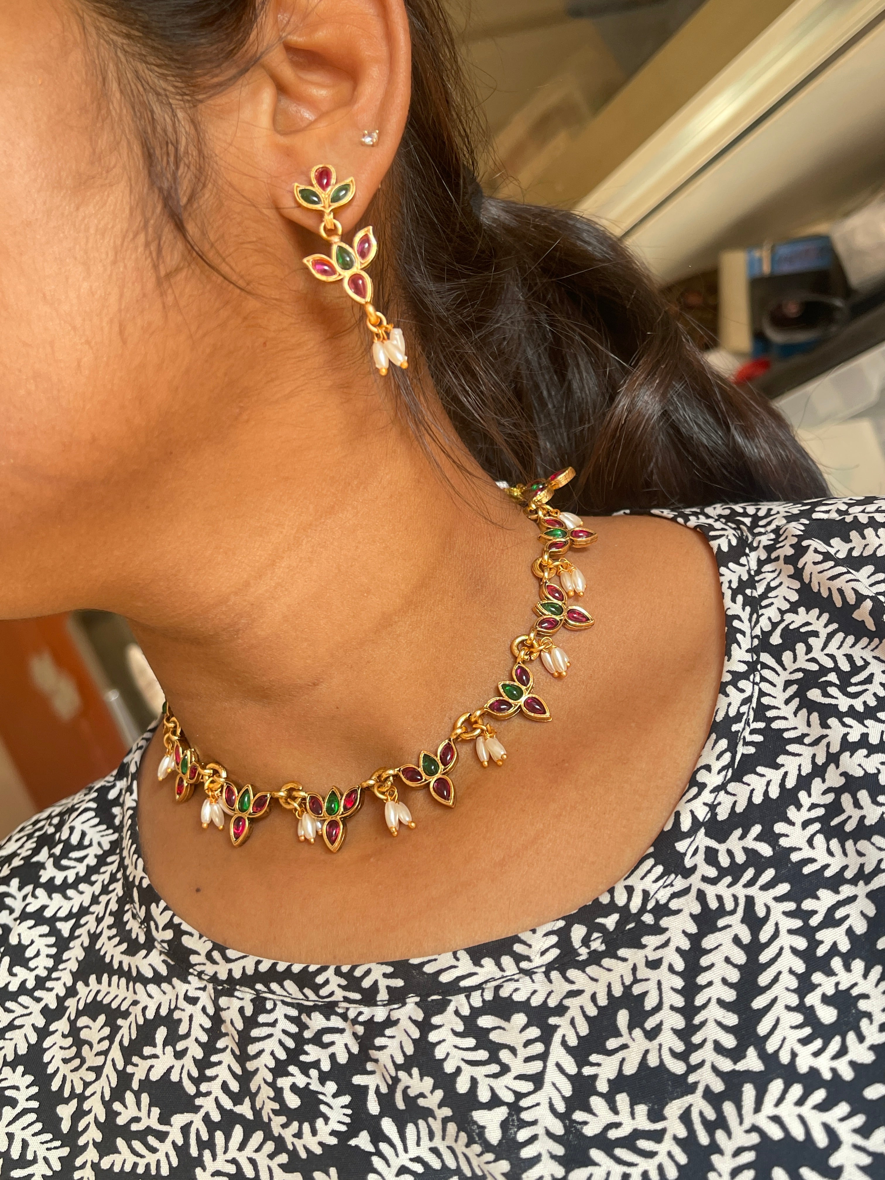 Reversible neckset can use in 2 ways ..