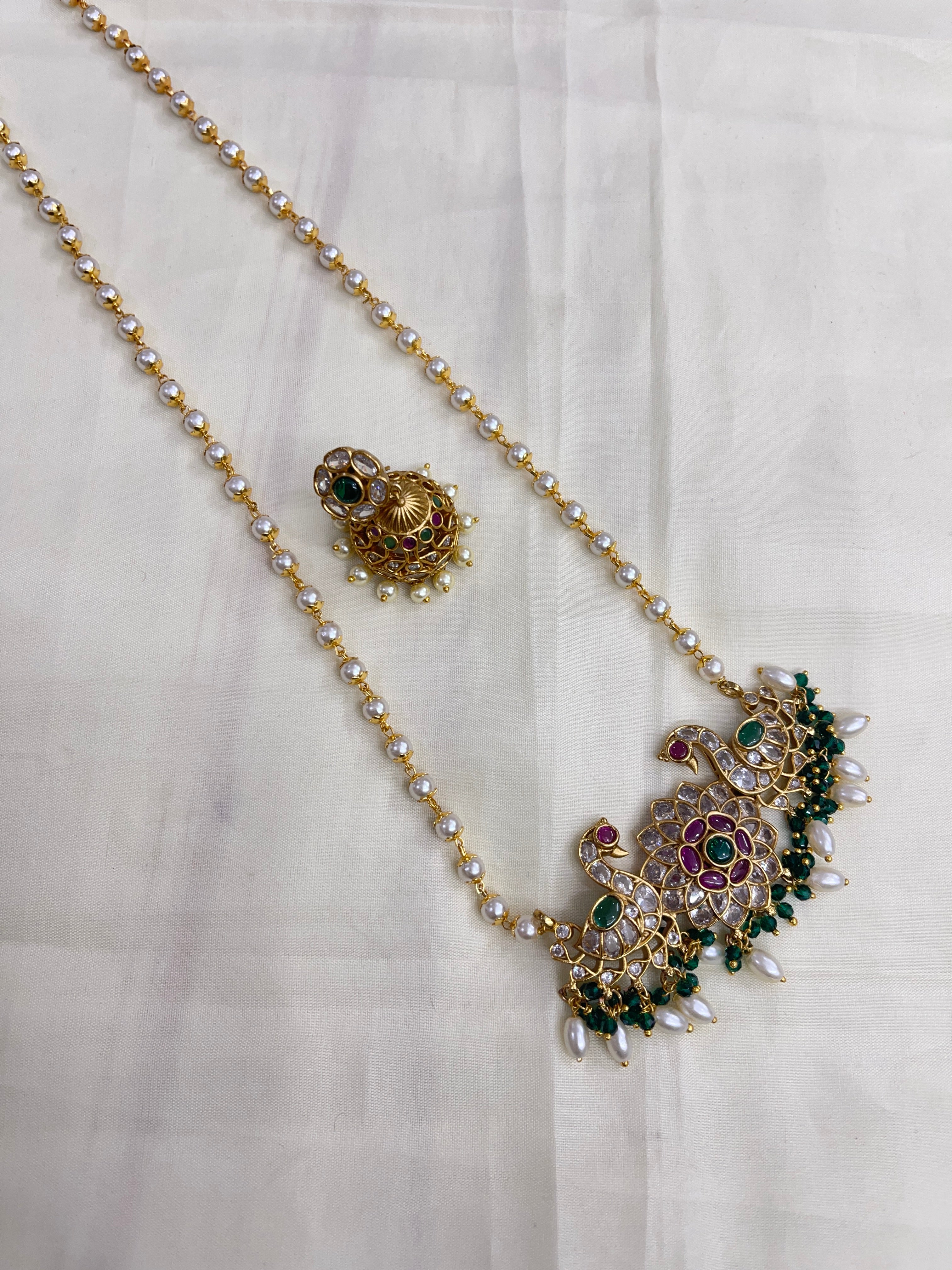 Single line pearl chain with Uncut kemp dual peacock pendant