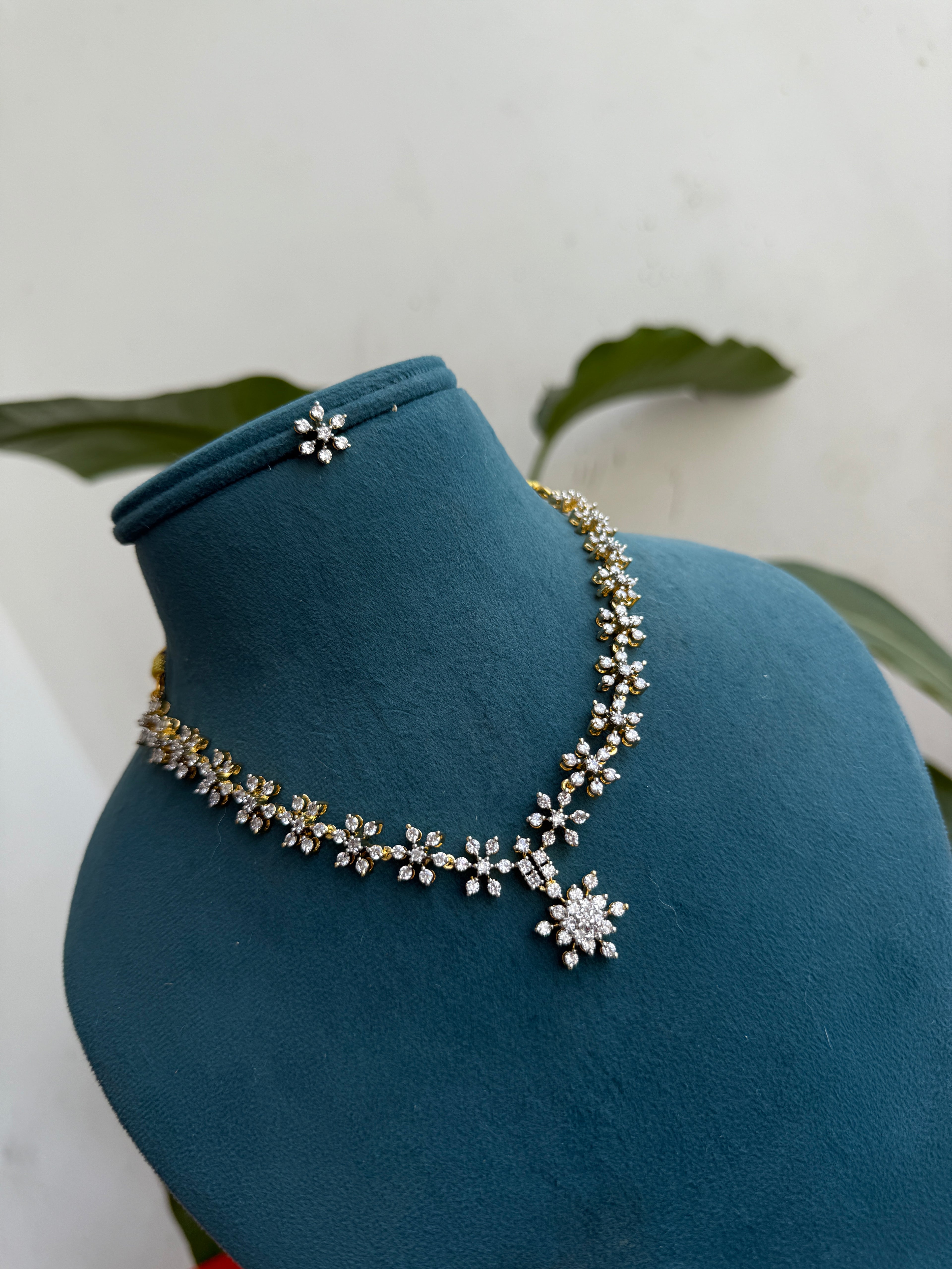 Ns520 flower diamond replica neckset