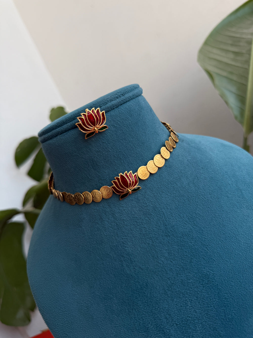 Ns638 Lakshmi devi kasula lotus short neckset with earrings