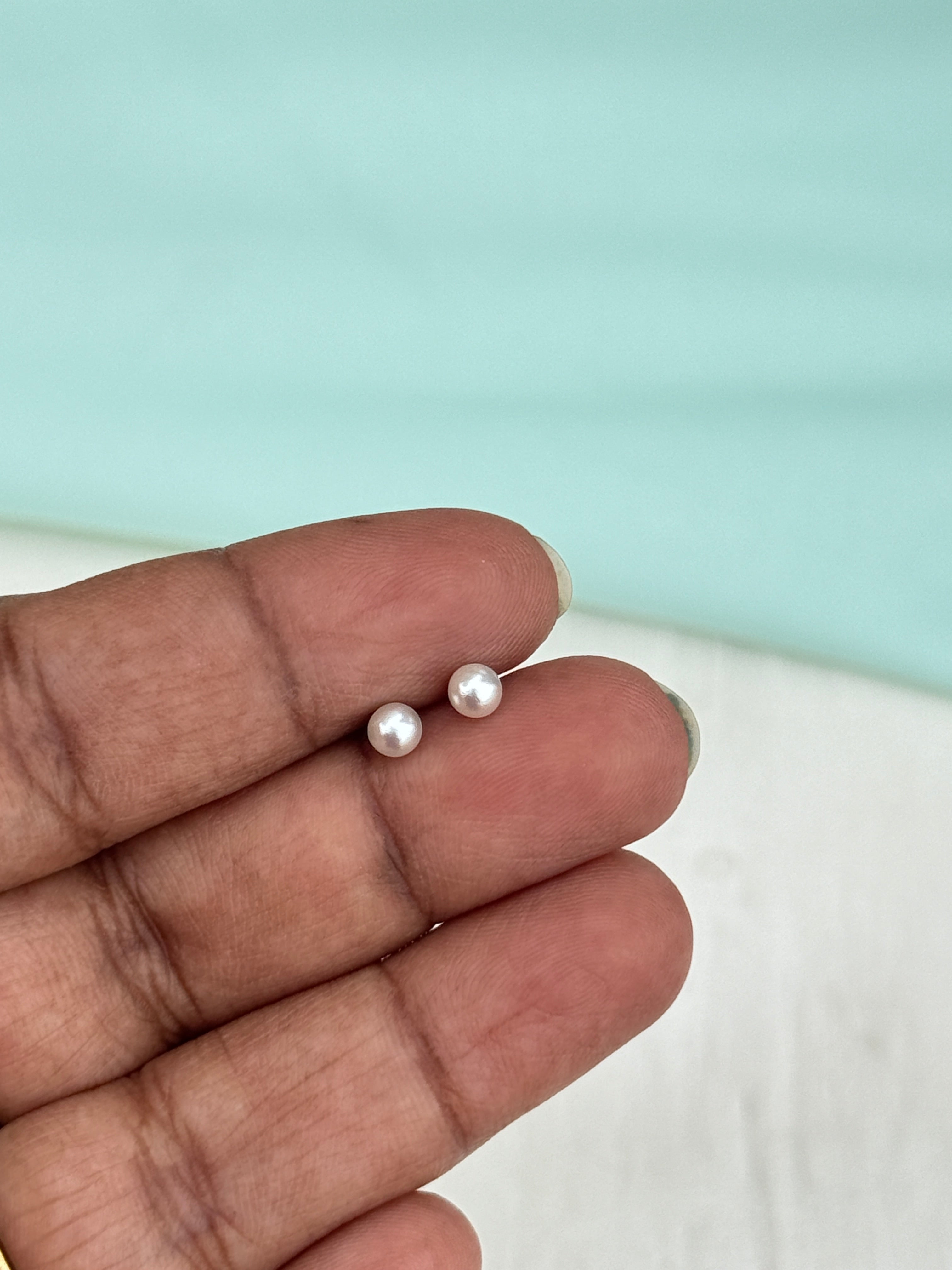 St181 small Perl stud