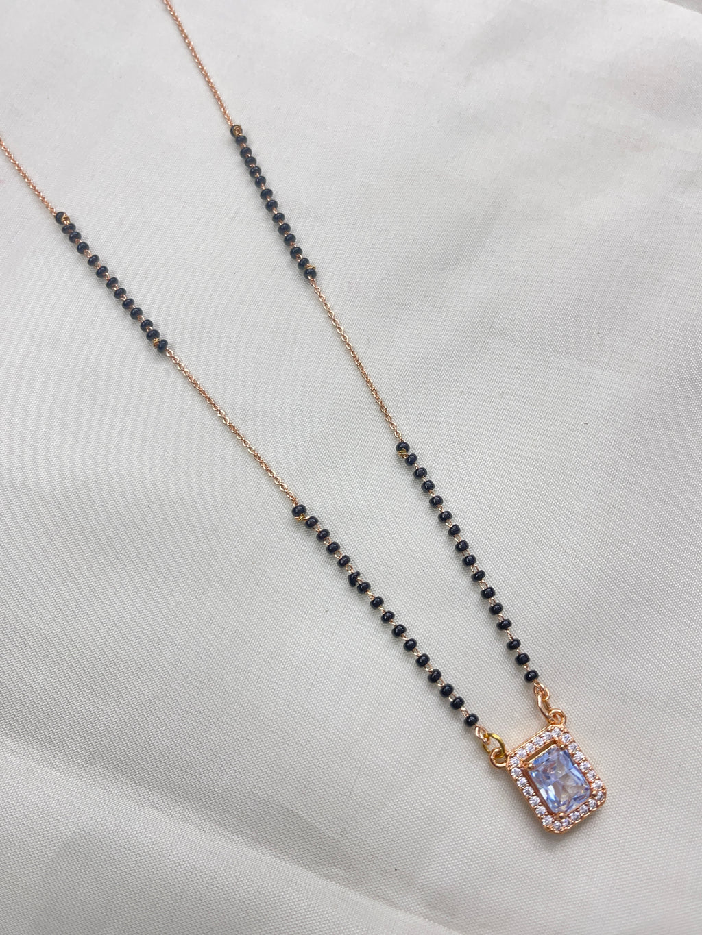 Single line short blackbeads with square pendant