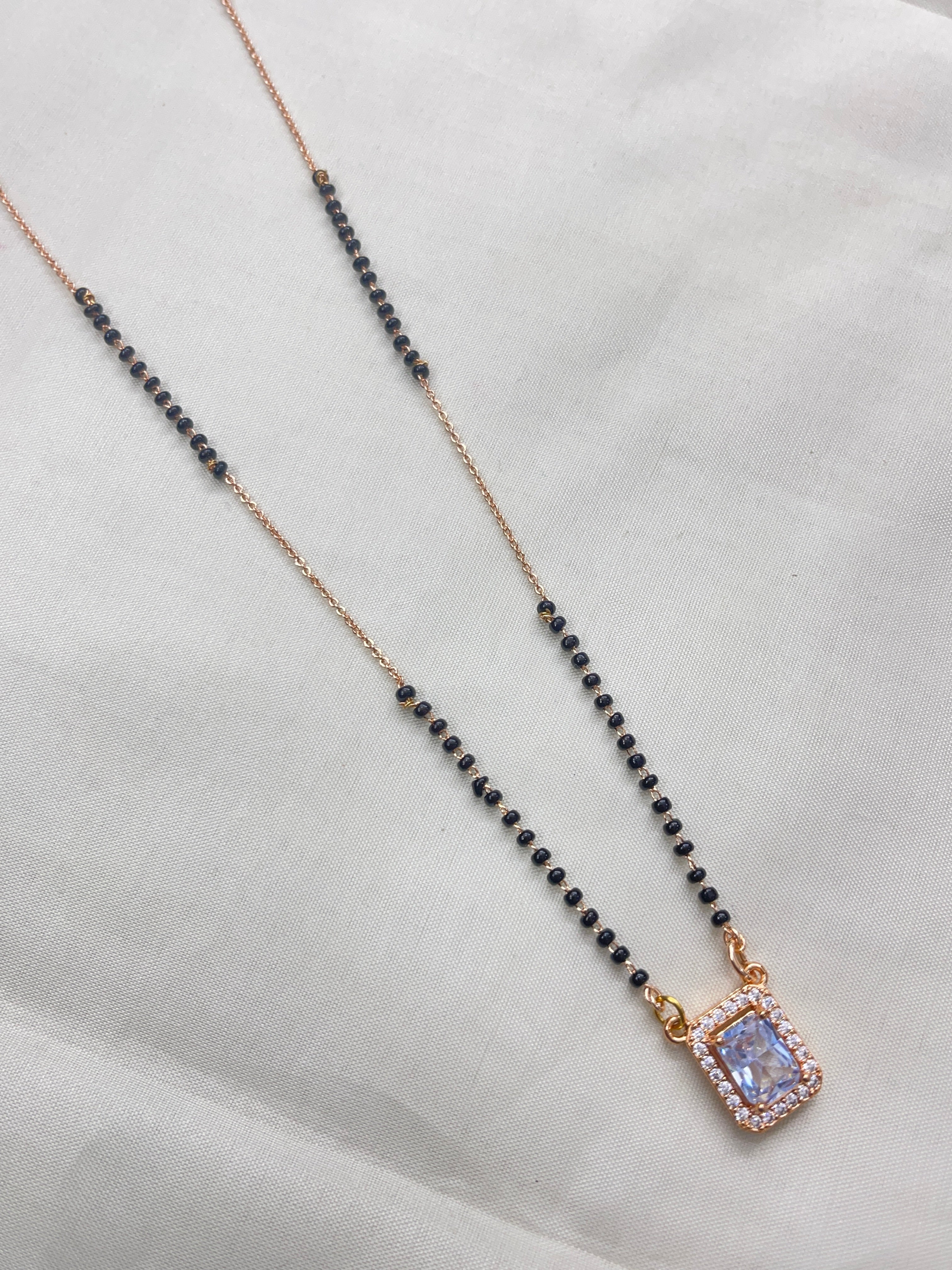 Single line short blackbeads with square pendant