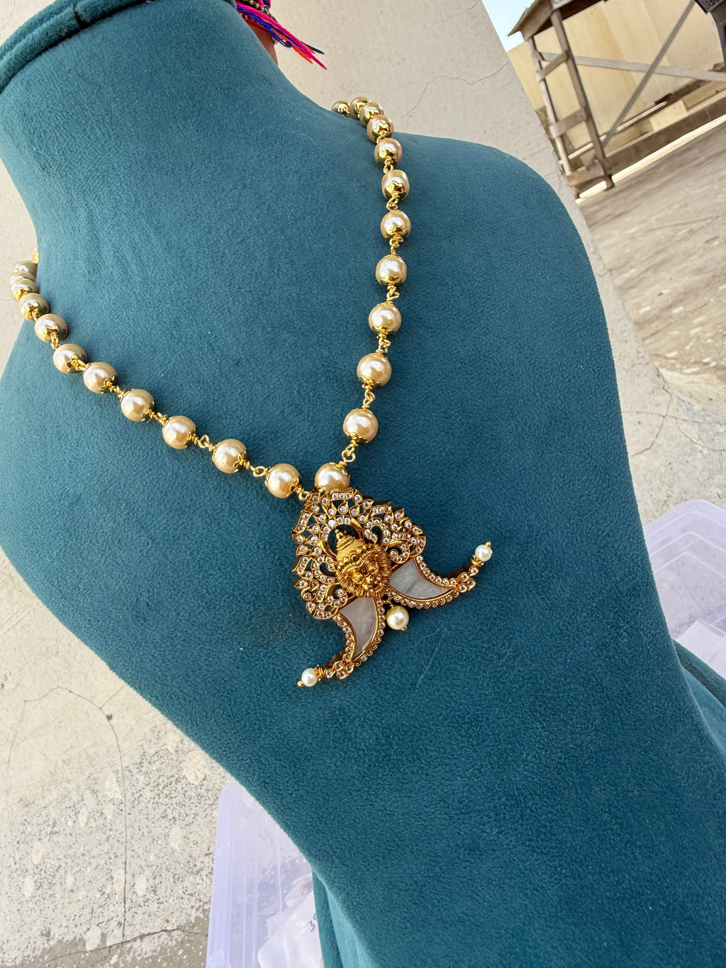 Bb047 pearl chain with puligoru pendant