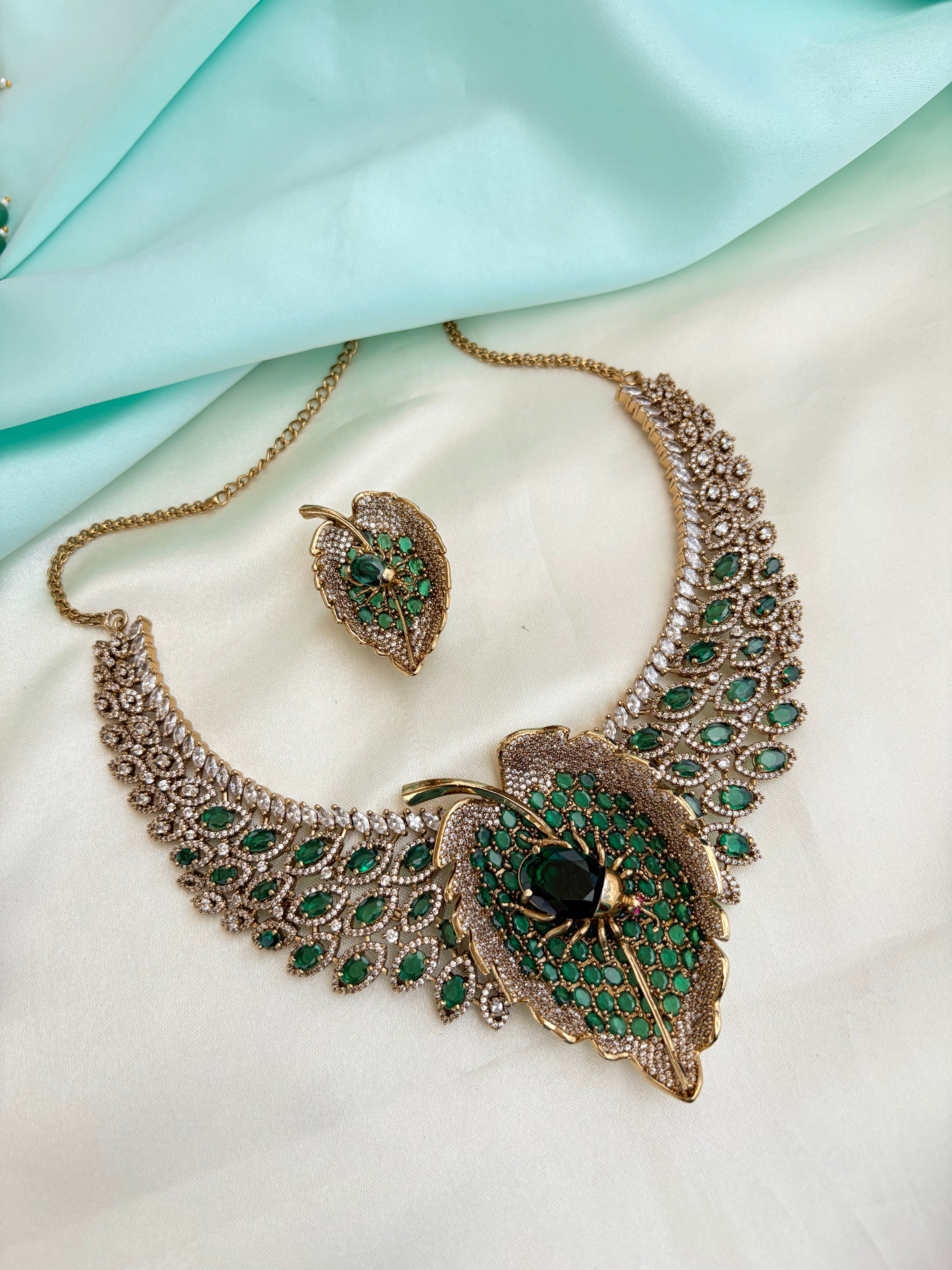Antique-finish Spider-wing neckset with green crystals Ns966