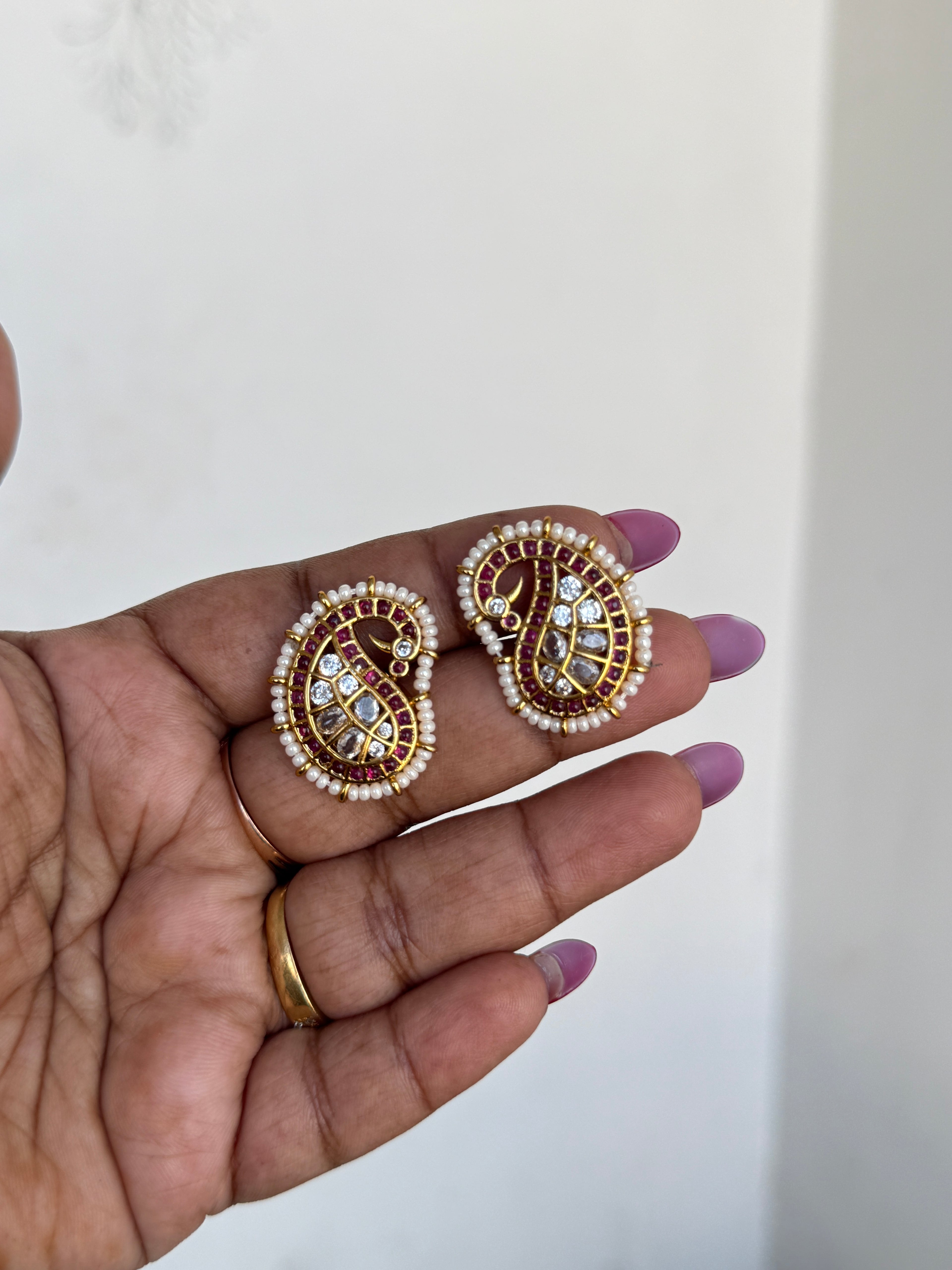 St037 pearl kemp mango peacock studs